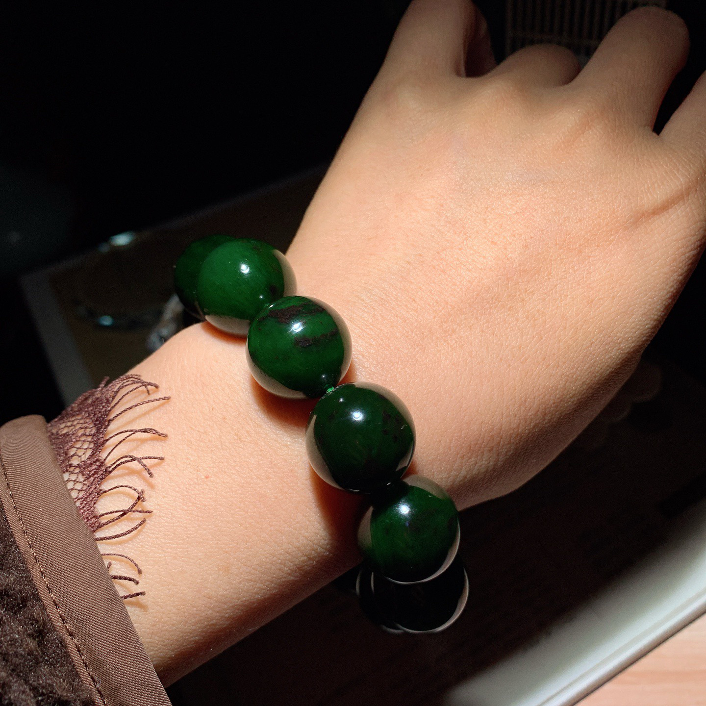 和田玉七号矿红皮料菠菜绿俄罗斯碧玉手串。单颗尺寸18重112克。玉质细腻油润。手推出油。佩戴高端典雅。lt260415