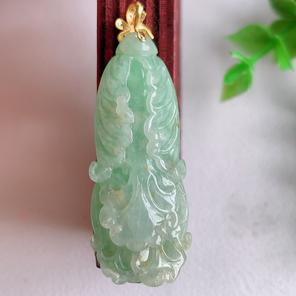 18k金伴钻冰润飘绿白菜吊坠  玉质细腻，巧雕白菜，叶脉纹理细密，饱和紧密;茎叶粗壮有力，白菜”音通“百财”，“玉”通“遇”，合起来就是“遇百财”之意，寄予事业生活中财源广进，一帆风顺 W01.13  尺寸：42-16.6-9.3mm