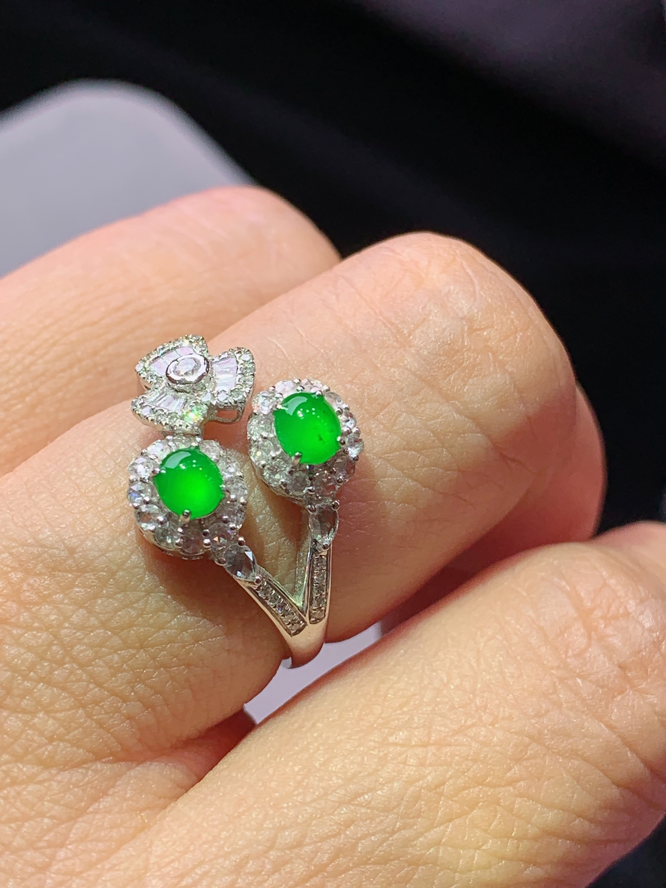 18k金钻镶嵌冰阳绿蛋面组合戒指 玉质细腻 水润亮眼 色泽艳丽 圈口11.5 裸石尺寸4.2*3.5*2k1