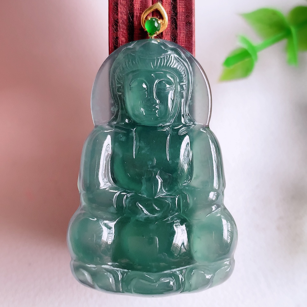 18k金扣蓝冰精雕观音吊坠，法相端庄大气，工艺精湛，种色浓郁，细腻饱满冰润，种老水足，收藏佳品，佩戴大气  W01.13   尺寸：40-26.5-4.3mm