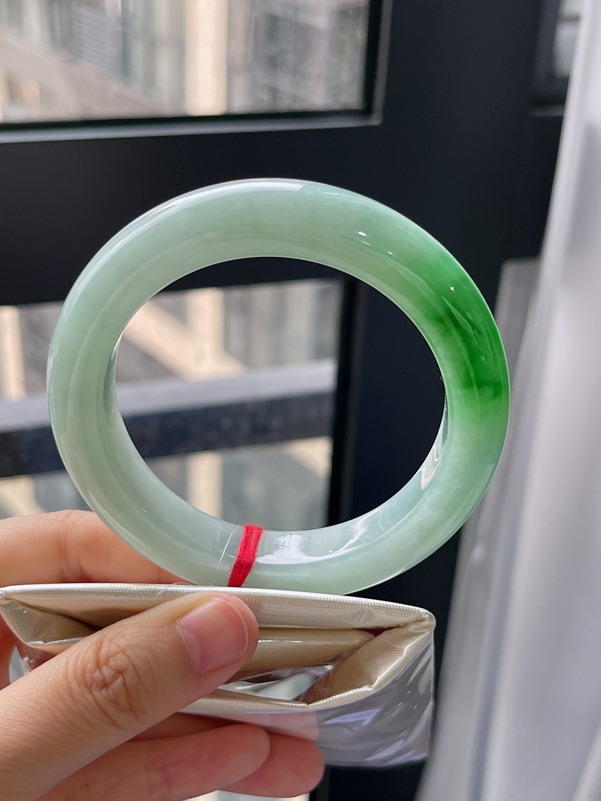 正圈56.7圈口，翡翠糯化种飘绿手镯