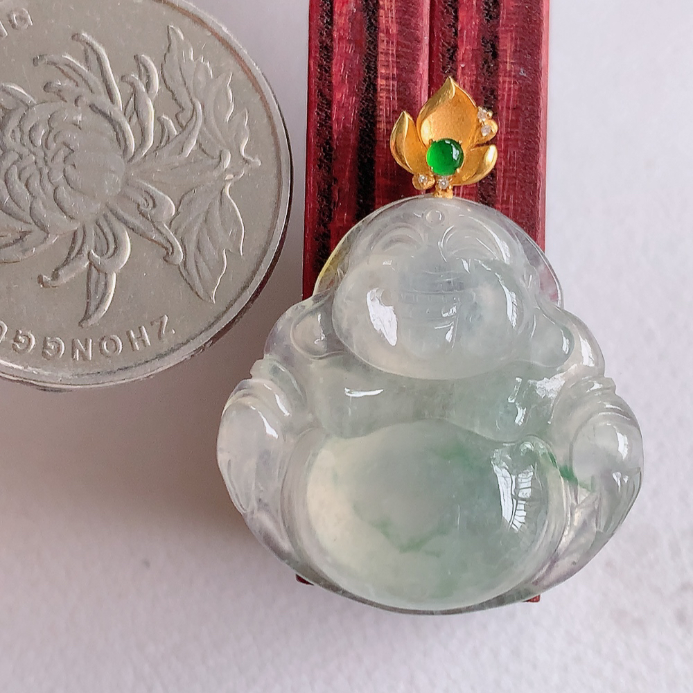 18k金扣冰润飘花佛公挂件 玉质细腻  精雕弥勒佛，笑佛福耳垂肩，面相喜庆，开怀大笑，憨态可掬。惟妙惟肖，寓意福禄双全，吉祥美满，笑口常开 W01.13  尺寸：23-23.5-6mm