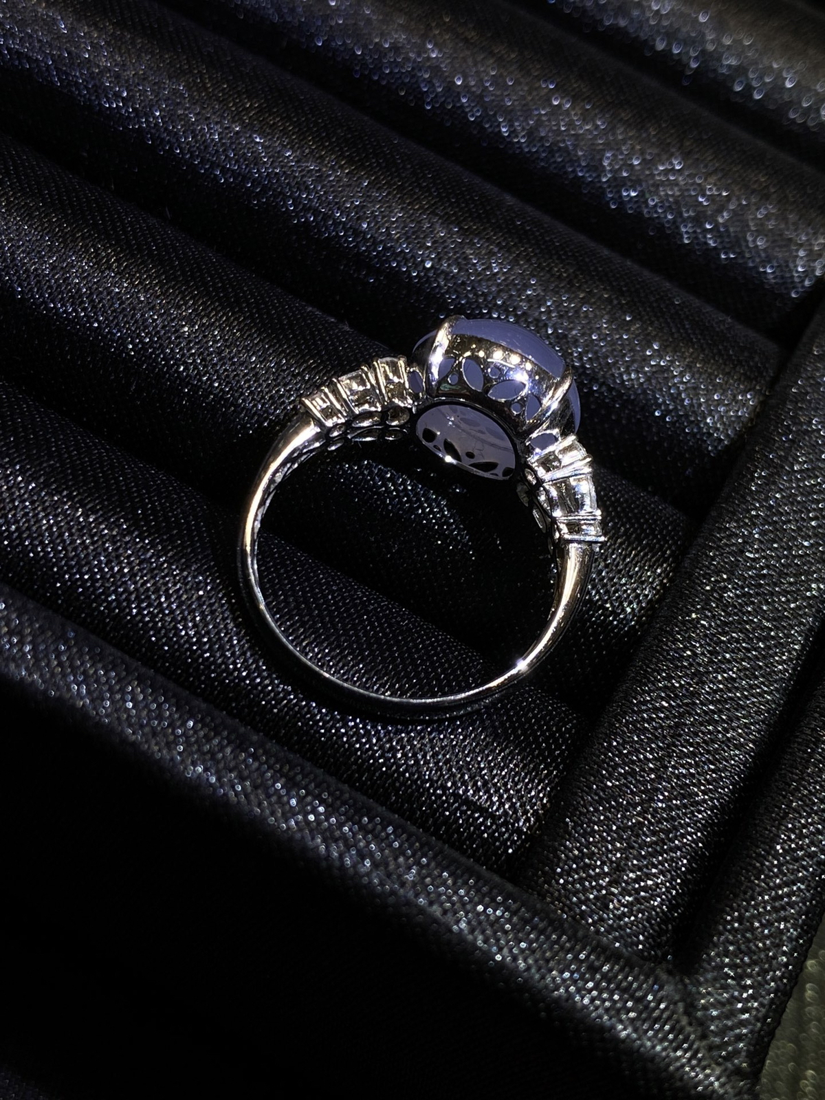  18k金镶嵌紫罗兰·蛋面
冰紫蛋面戒指胖鼓饱满，紫调清甜，钻饰点缀更显温柔..