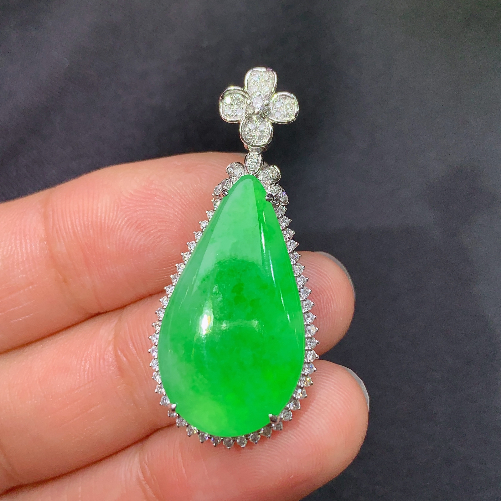 冰阳绿水滴吊坠，18k金镶嵌，冰润色阳，玉质细腻，种水足，Zha 尺寸36.6*16.3*6.5