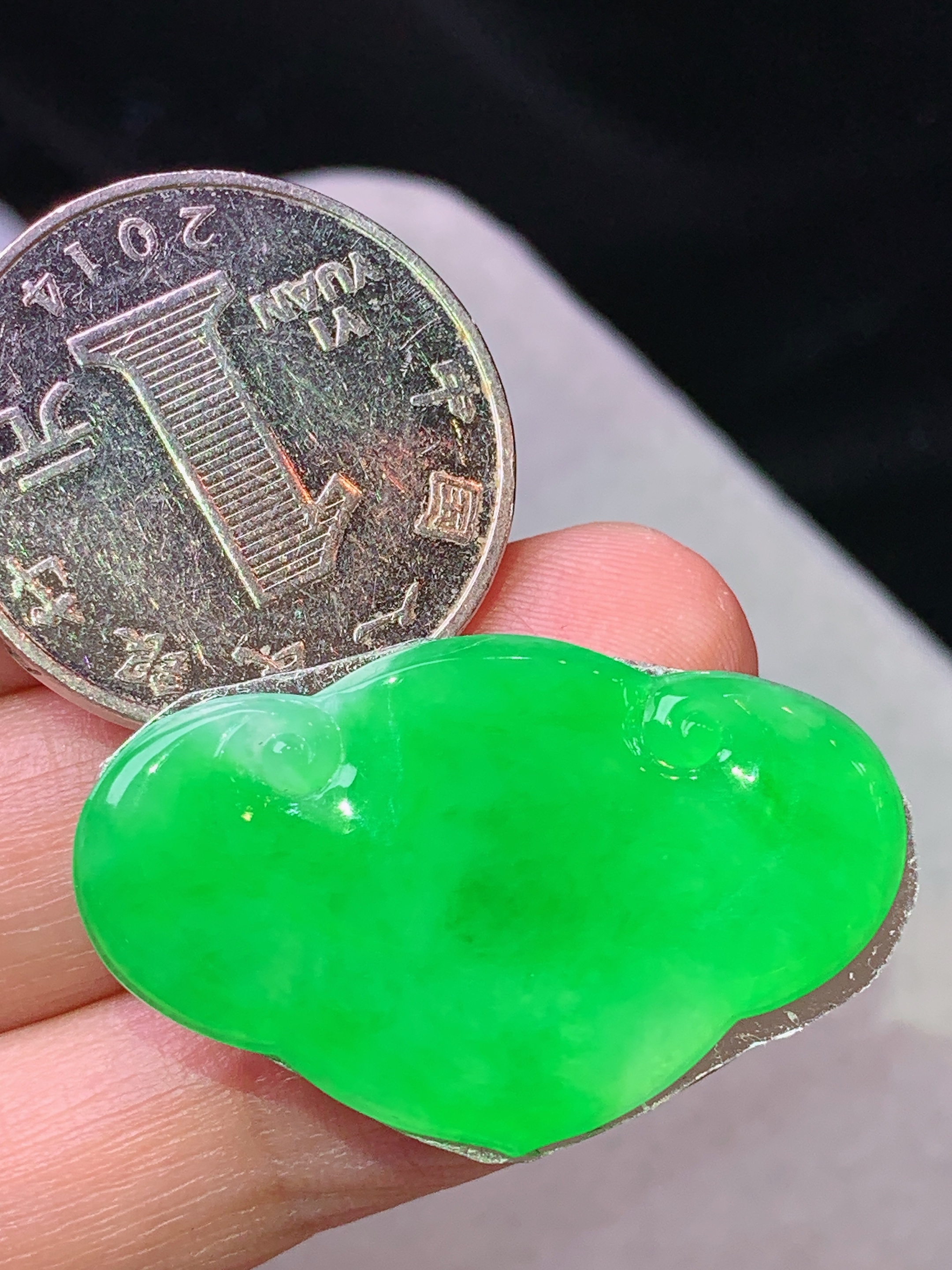 满阳绿如意头吊坠 玉质细腻 色泽艳丽清新 水润亮眼 整体尺寸21*34.2*2.5m2