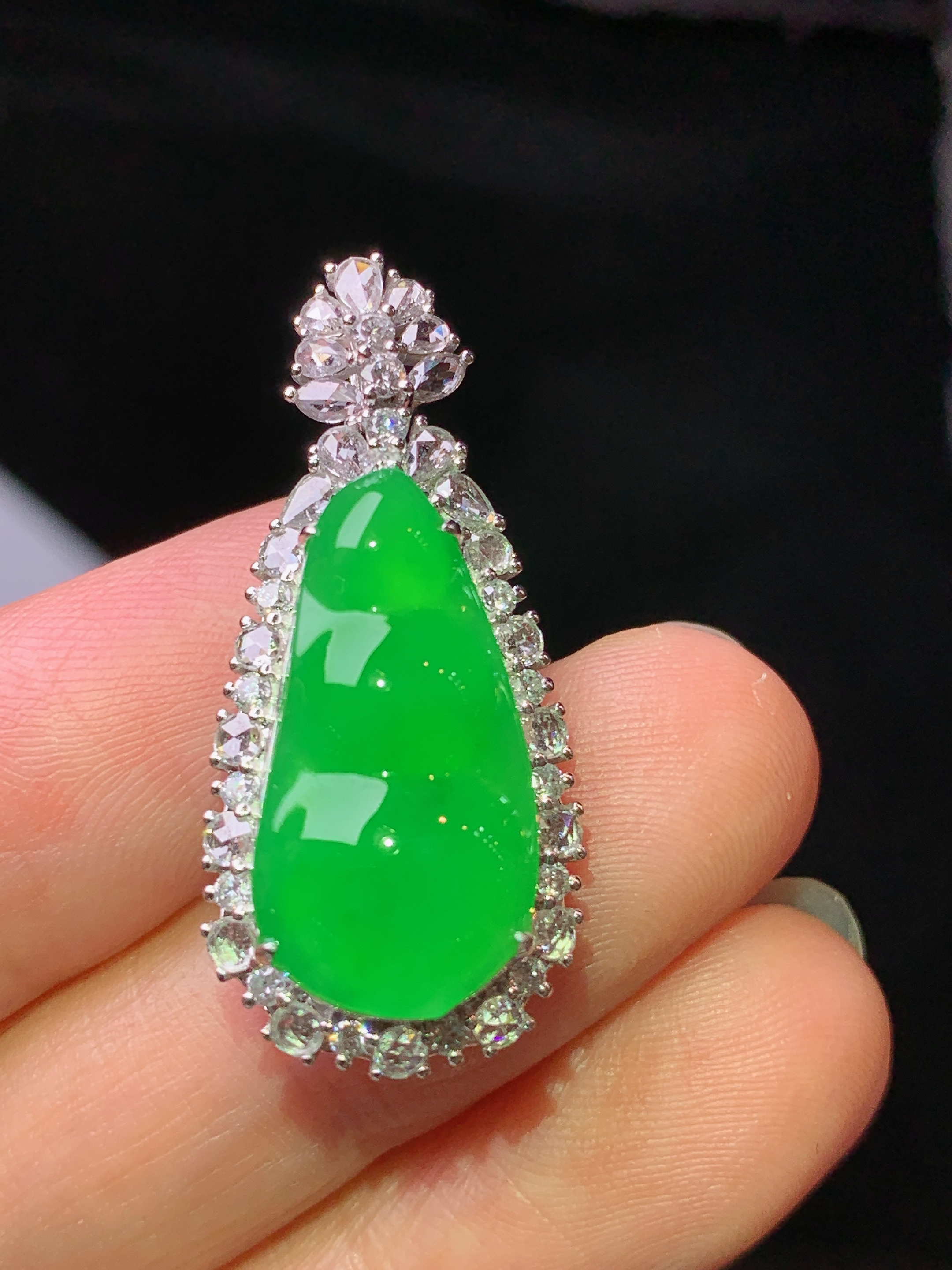 18k金钻镶嵌冰阳绿四季豆吊坠 玉质细腻 水润亮眼 色泽艳丽 整体尺寸31*14*9.8j4