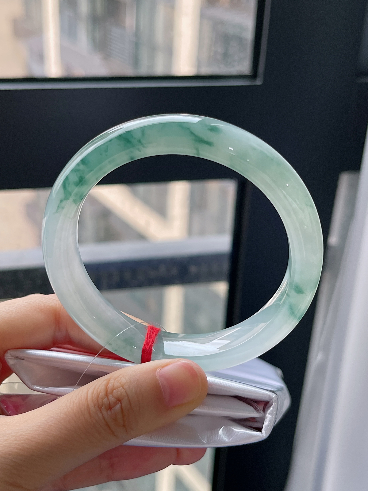 正圈57.3圈口，翡翠冰糯种绿色飘花手镯