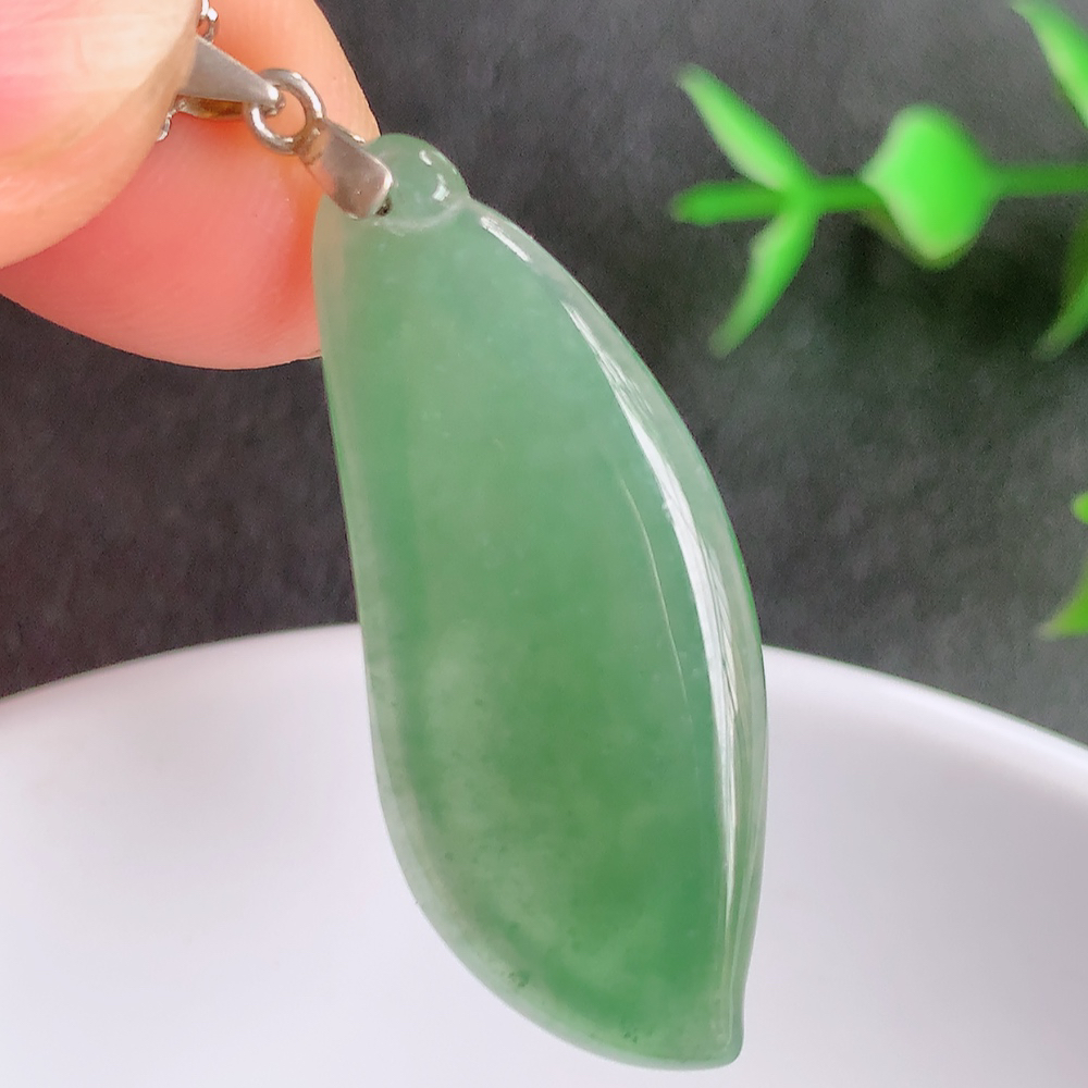 冰润福瓜翡翠吊坠，呱呱来财，福气满满的美好寓意，清新自然  沁人心脾，造型独特，清秀高雅  925银饰扣头  W357.13  尺寸：34.8-14.8-3.8mm
