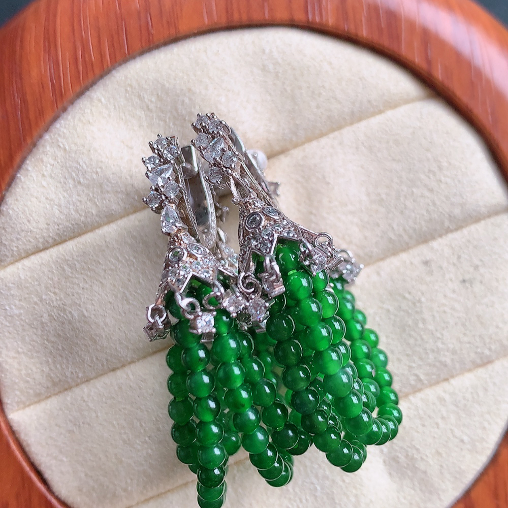 冰满绿翡翠925银镶嵌耳坠，自然光实拍，翠色灵动，颜色漂亮，种老水足，品相佳，佩戴佳品！W481.13 取一整体尺寸：41.5-30-12mm  裸石尺寸：3mm