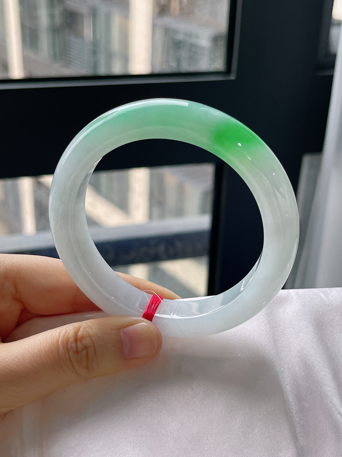 正圈57.5圈口，翡翠冰糯种飘绿手镯