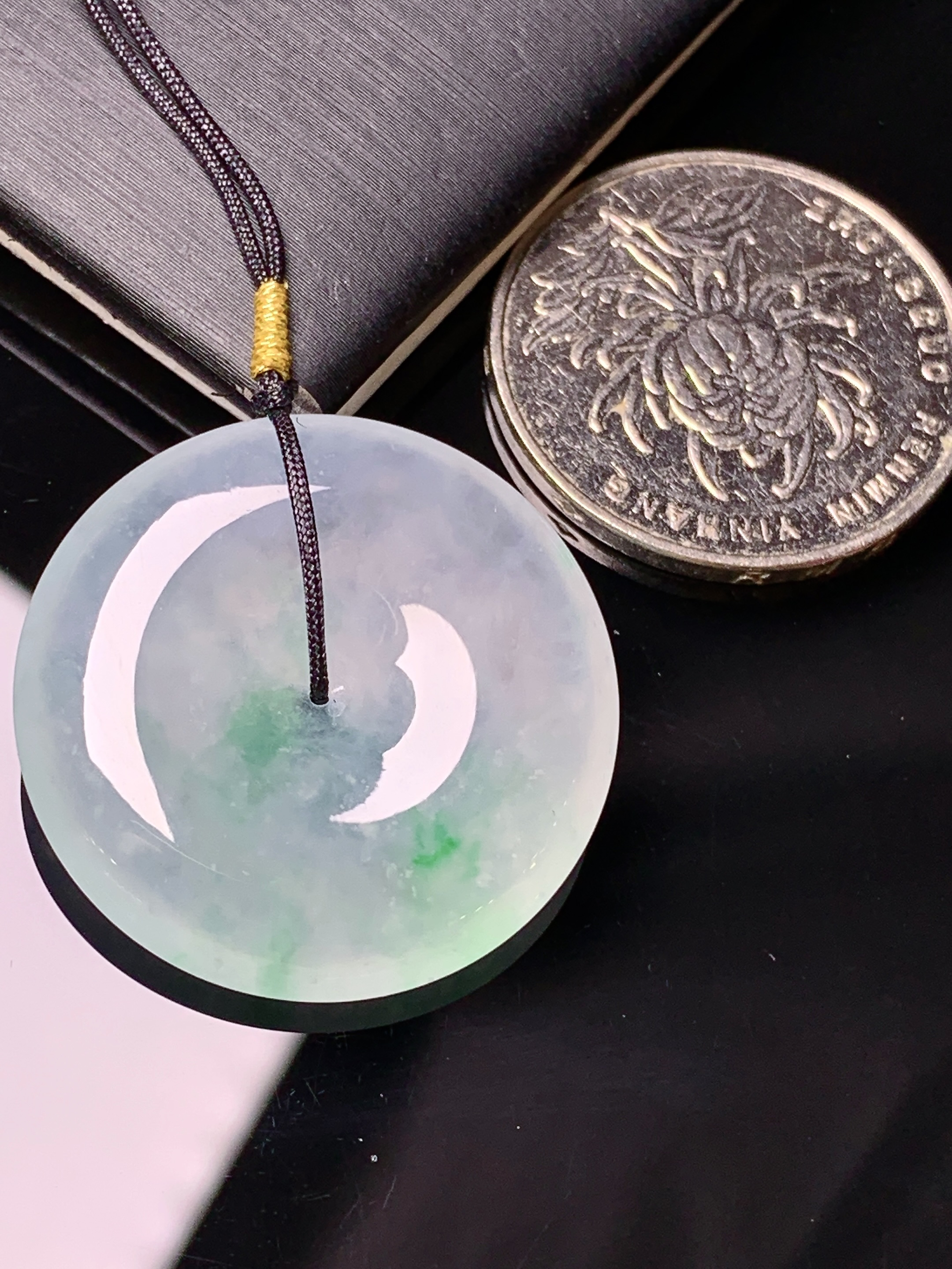 冰种飘绿平安扣吊坠 玉质细腻 色泽艳丽清新 水润亮眼 整体尺寸27.2*5.8d3