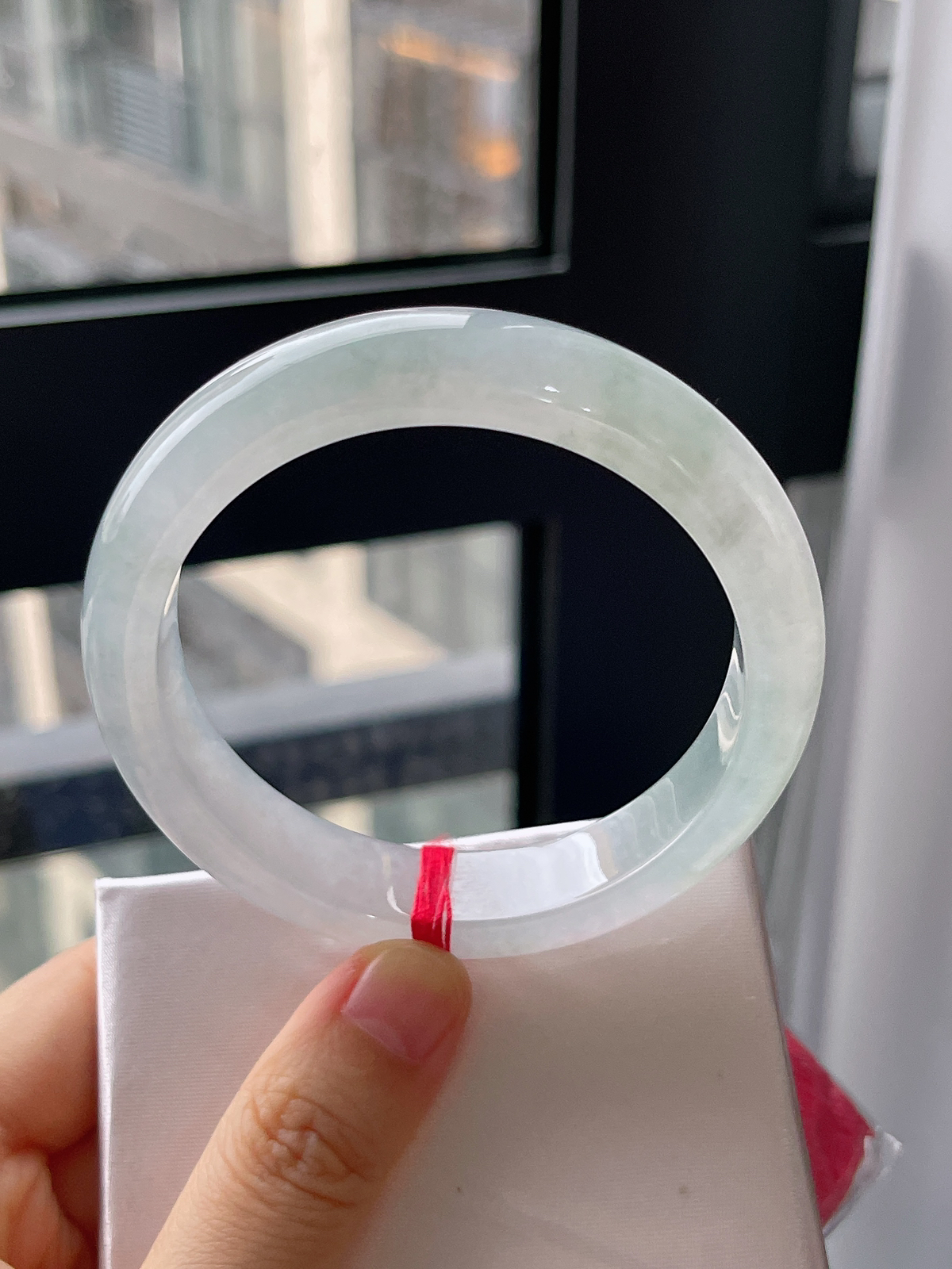 正圈57圈口，翡翠冰糯种淡绿色手镯