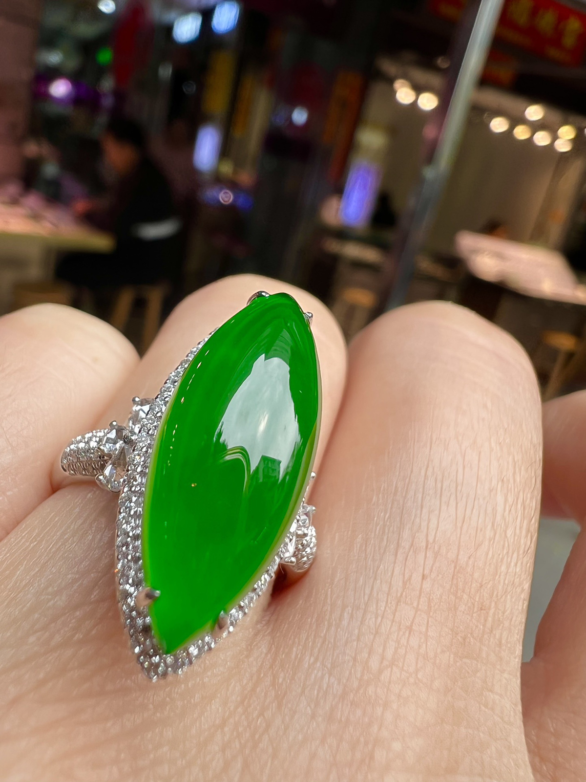 【满色戒指 色泽艳丽】
18K金奢华满钻  种好品质细腻