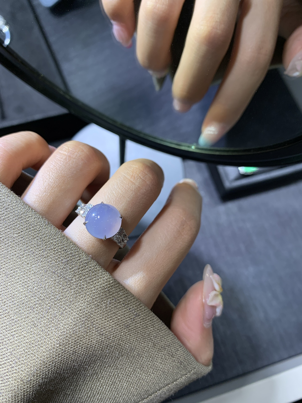  18k金镶嵌紫罗兰·蛋面
冰紫蛋面戒指胖鼓饱满，紫调清甜，钻饰点缀更显温柔..