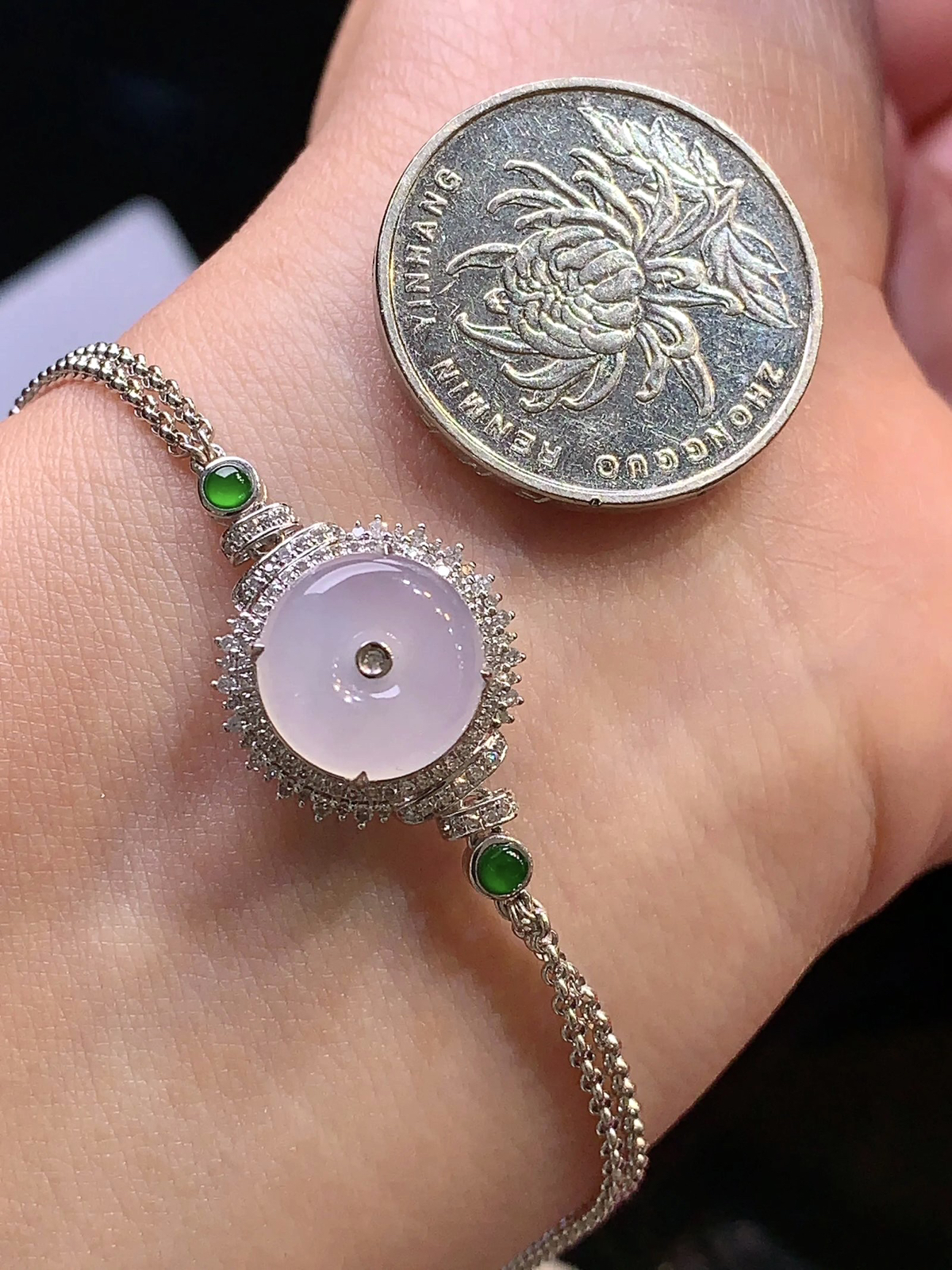 18k金钻镶嵌冰种平安扣手链 玉质细腻 色泽清新艳丽 整体尺寸26.8*16.3*9.5