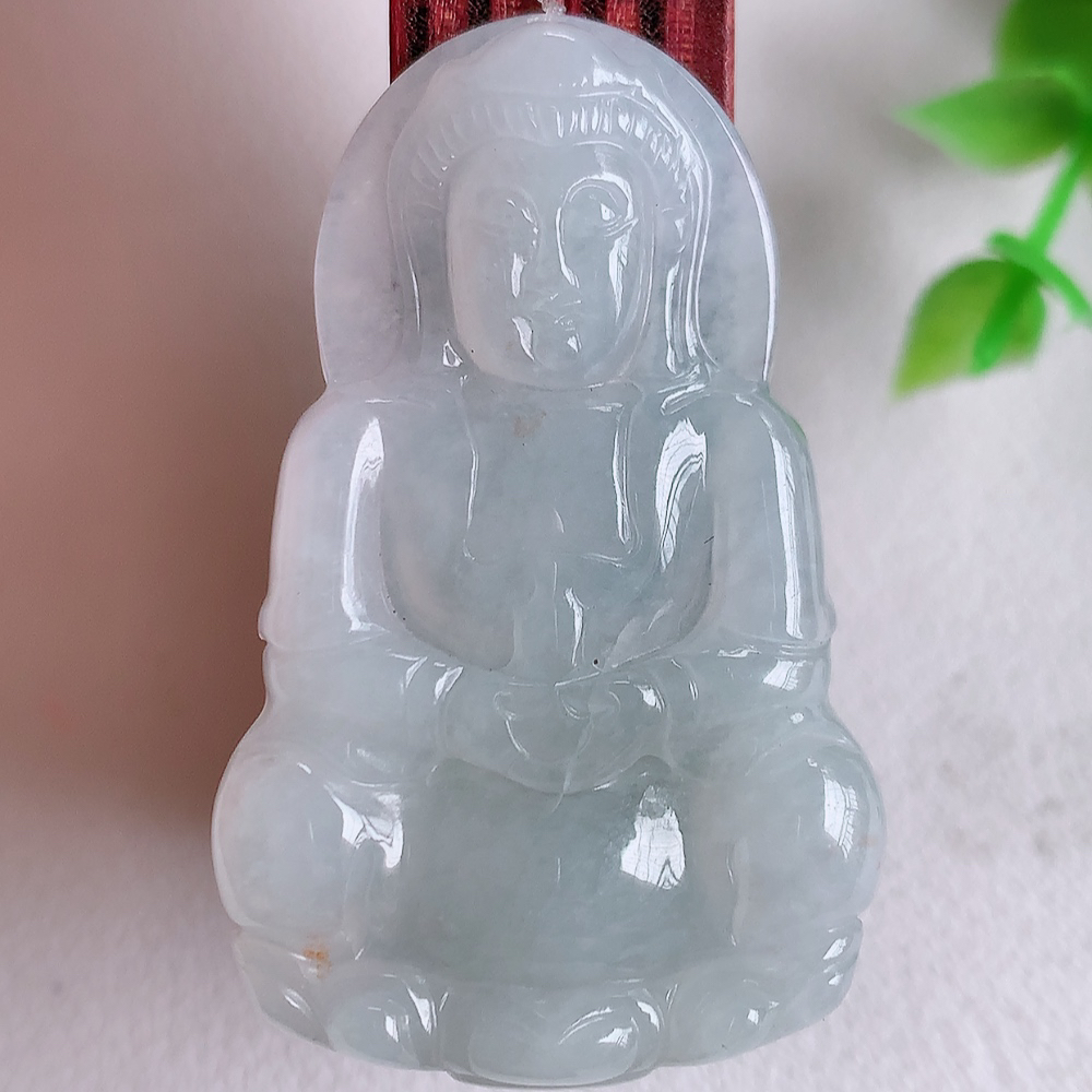 冰润精雕观音吊坠，法相端庄大气，工艺精湛，种色浓郁，细腻饱满冰润，种老水足，收藏佳品，佩戴大气  W