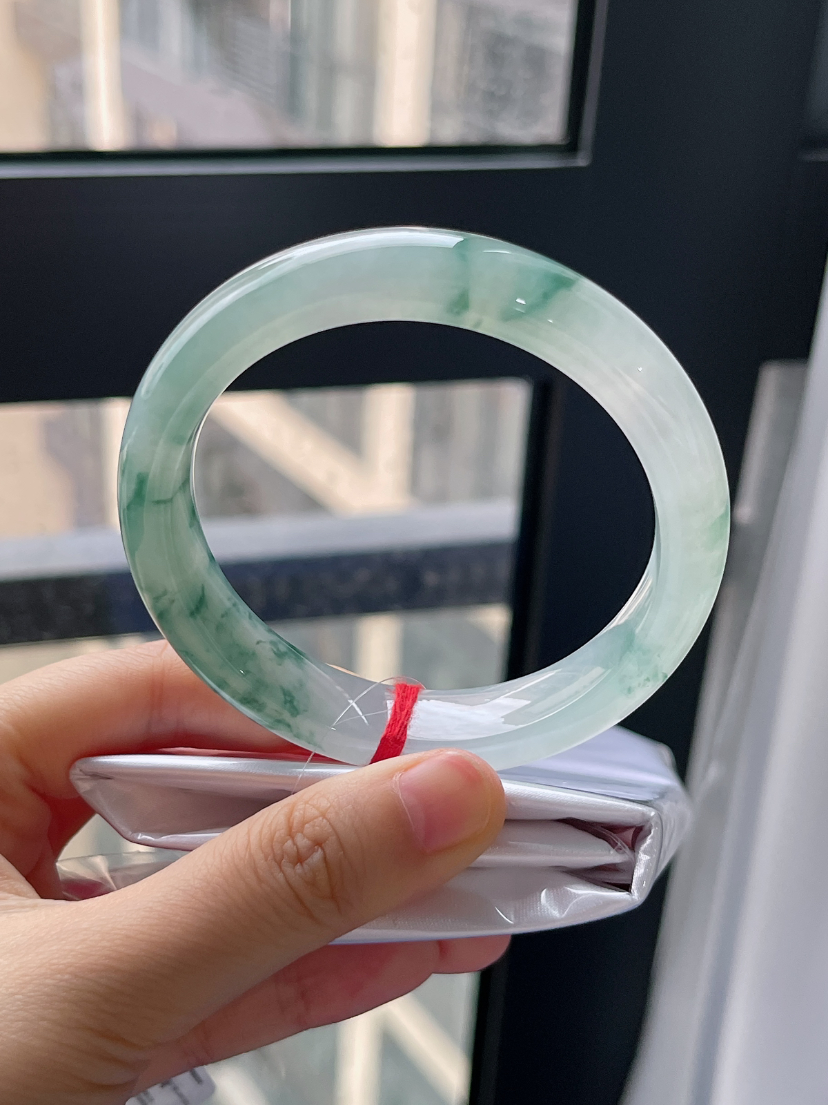 正圈57.3圈口，翡翠冰糯种绿色飘花手镯