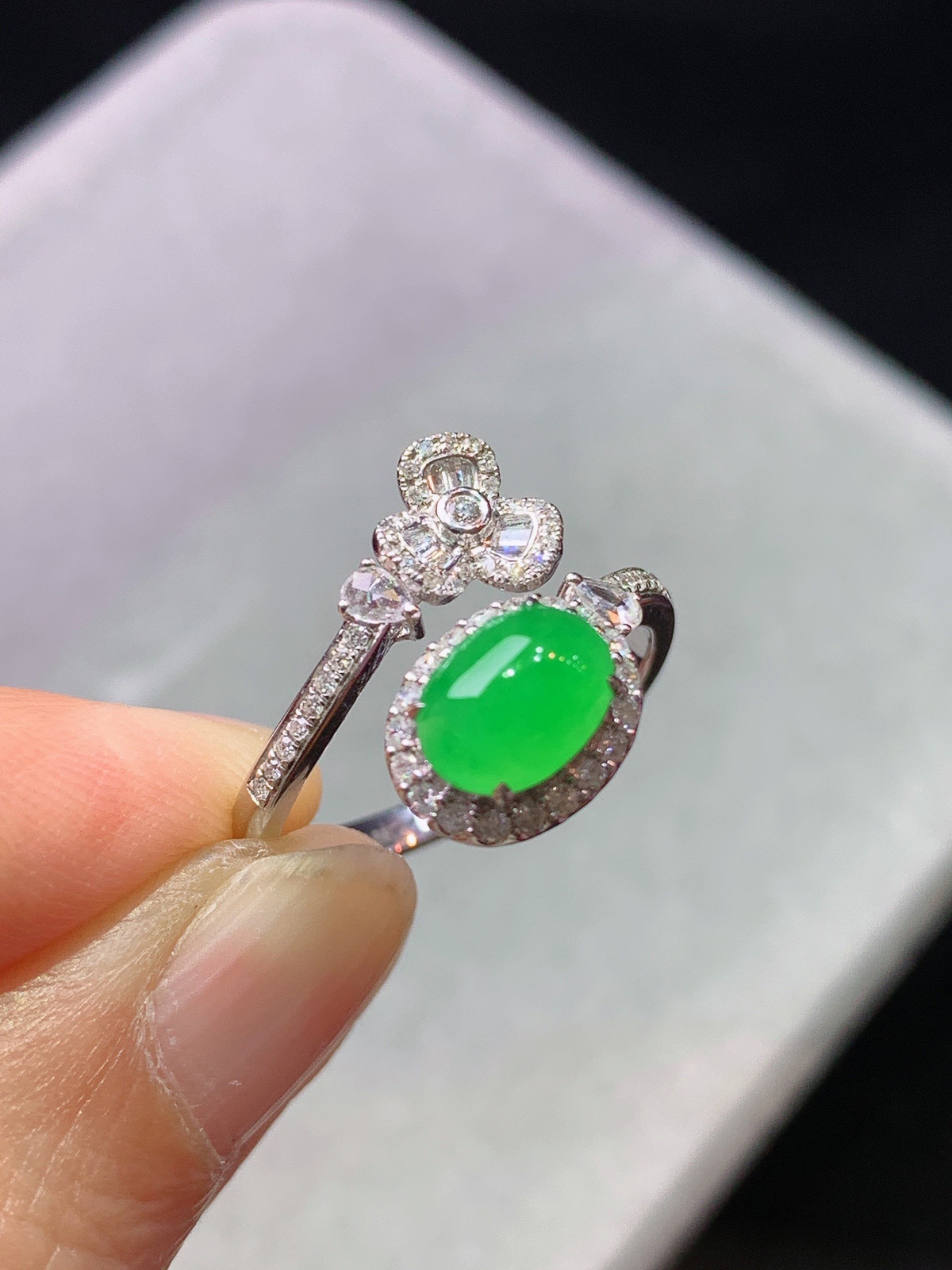 18 k金钻镶嵌冰种阳绿蛋面戒指 饱满水润 圈口 14 尺寸7.3*5.3*3.2 k1