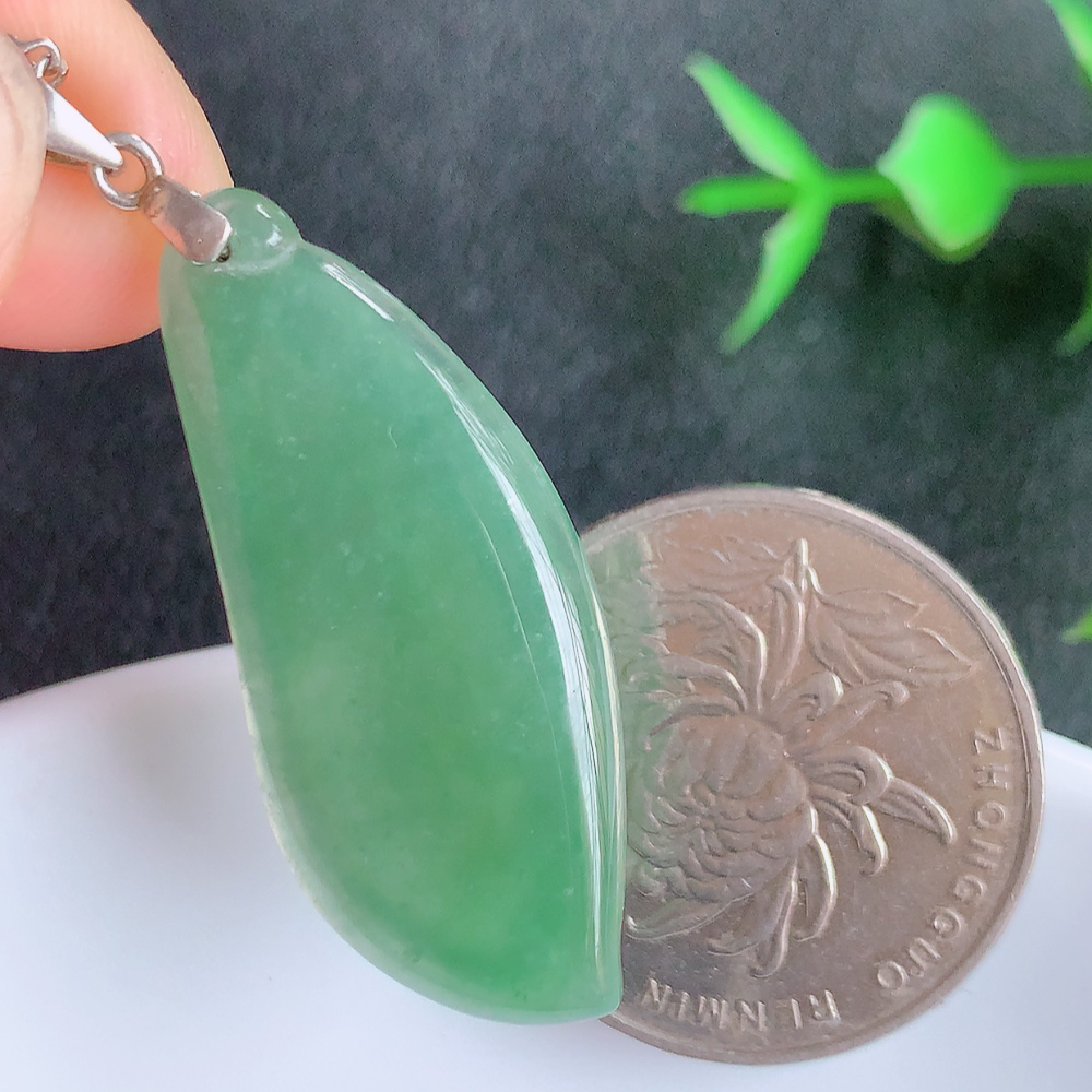 冰润福瓜翡翠吊坠，呱呱来财，福气满满的美好寓意，清新自然  沁人心脾，造型独特，清秀高雅  925银饰扣头  W357.13  尺寸：34.8-14.8-3.8mm