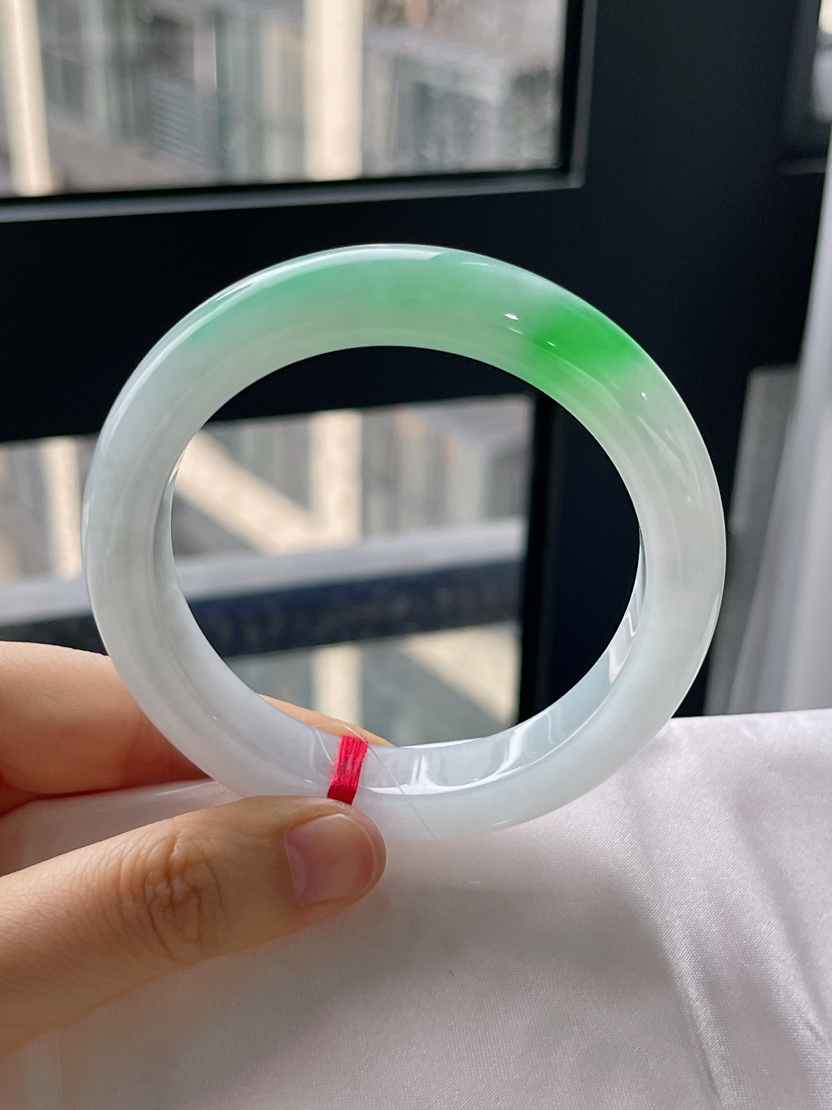 正圈57.5圈口，翡翠冰糯种飘绿手镯