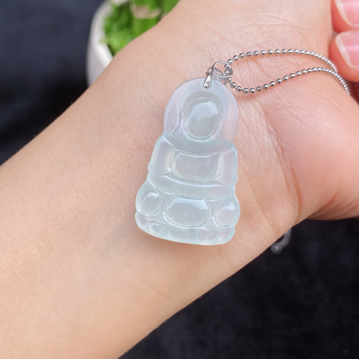 冰观音吊坠
白冰底色，光泽柔和，胶感十足
18k金扣，精致又高级