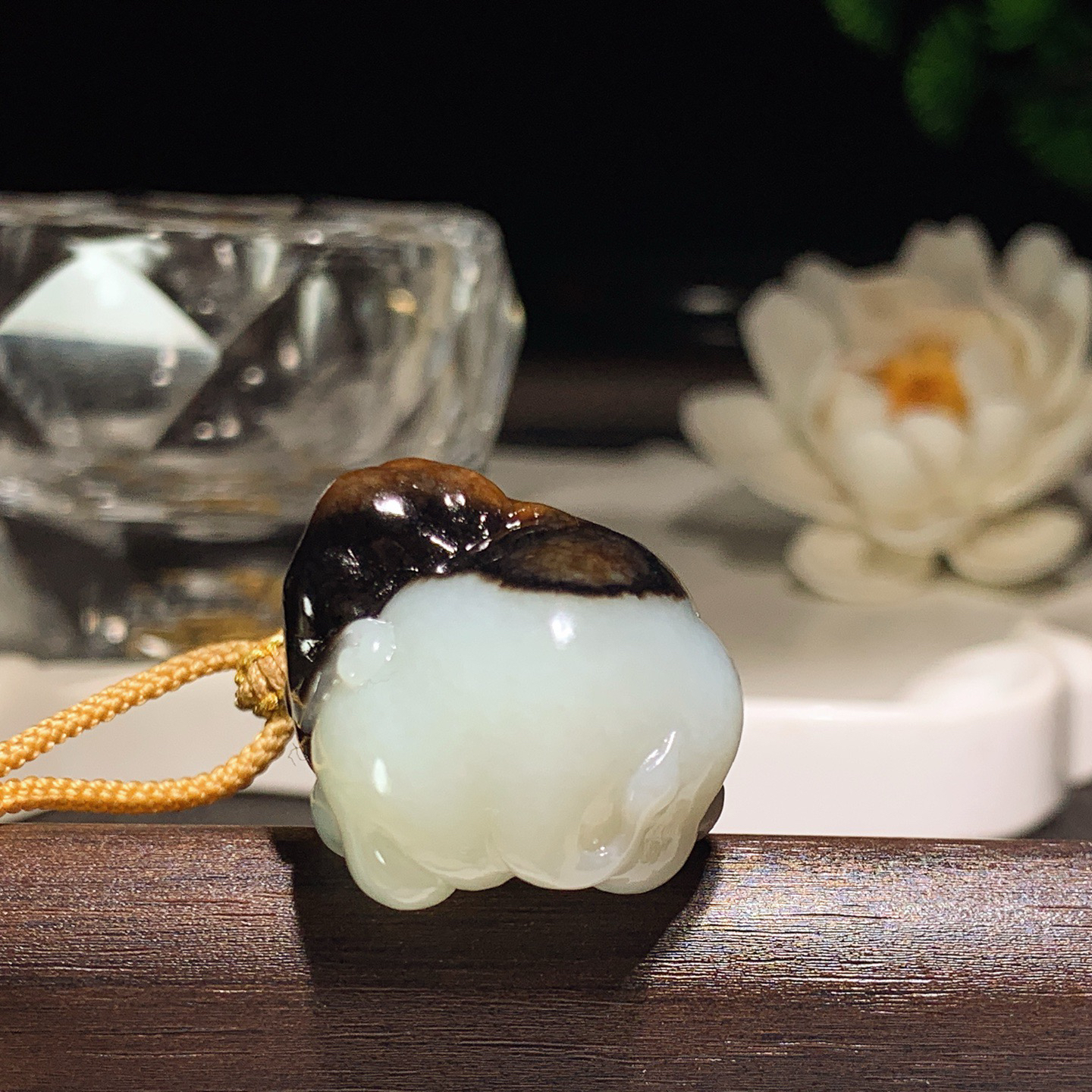 和田玉黑皮俄料大象挂件 尺寸31/23/17重22.8克。玉质细腻油润。手推出油。佩戴高端典雅。lt260413