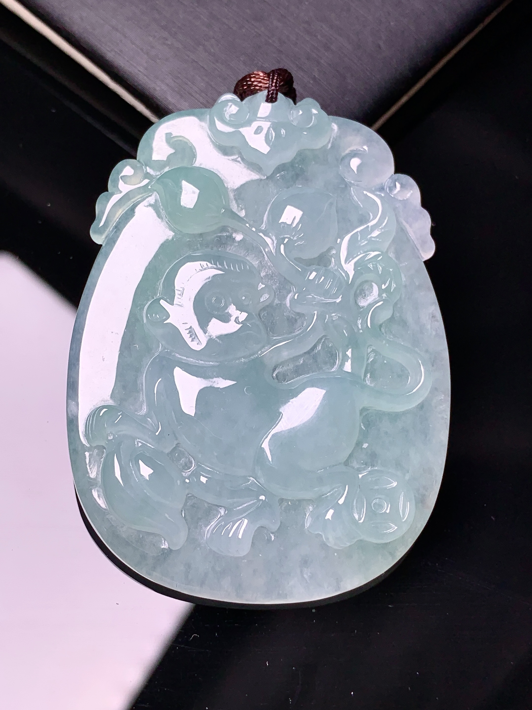 冰种灵猴献寿吊坠 玉质细腻 水润亮眼 色泽艳丽 整体尺寸51.5*37.6*5.5b2