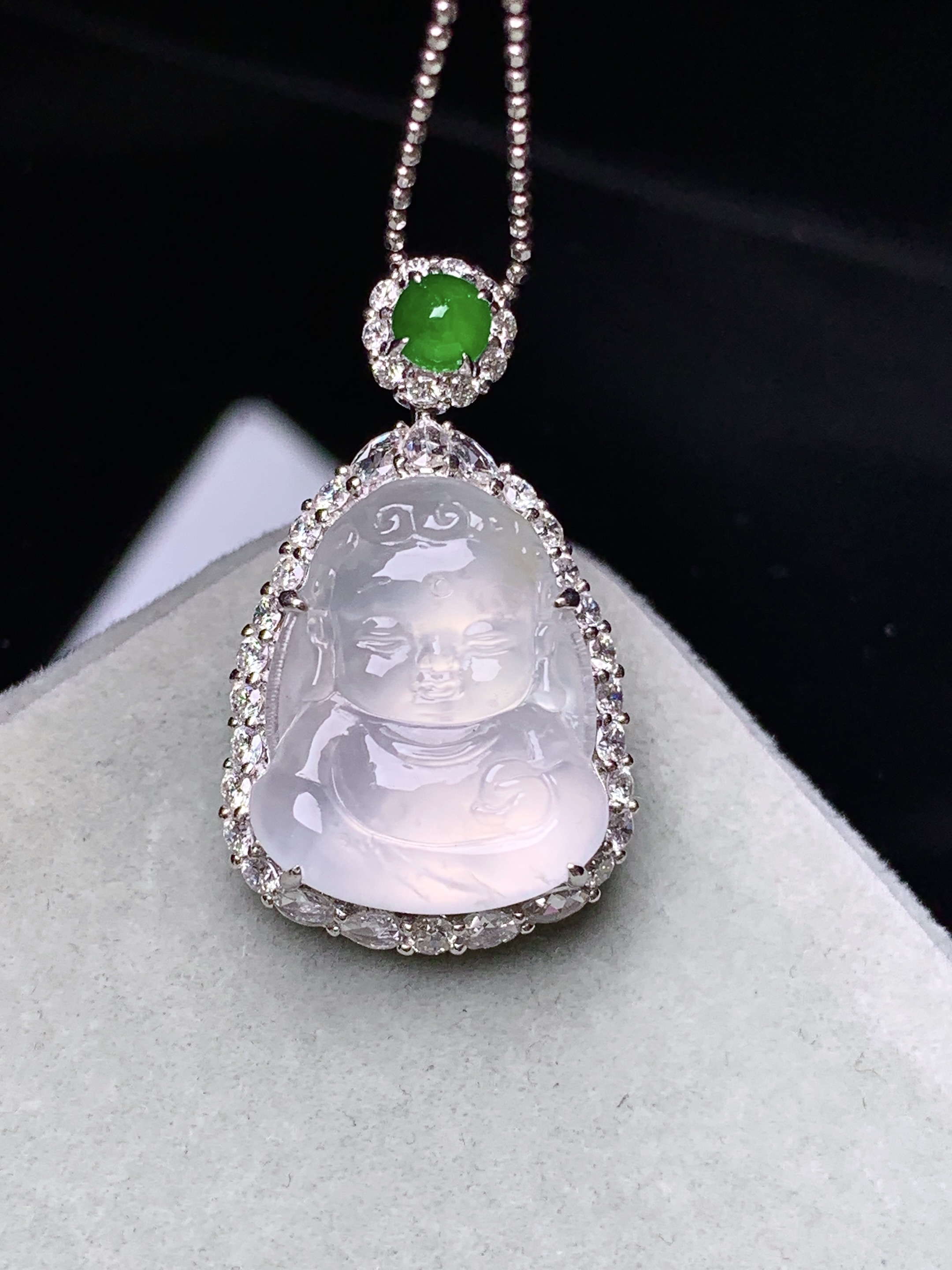 18k金钻镶嵌冰种宝宝佛公吊坠 玉质细腻 水润亮眼 色泽艳丽 整体尺寸28*16.8*9.8m5