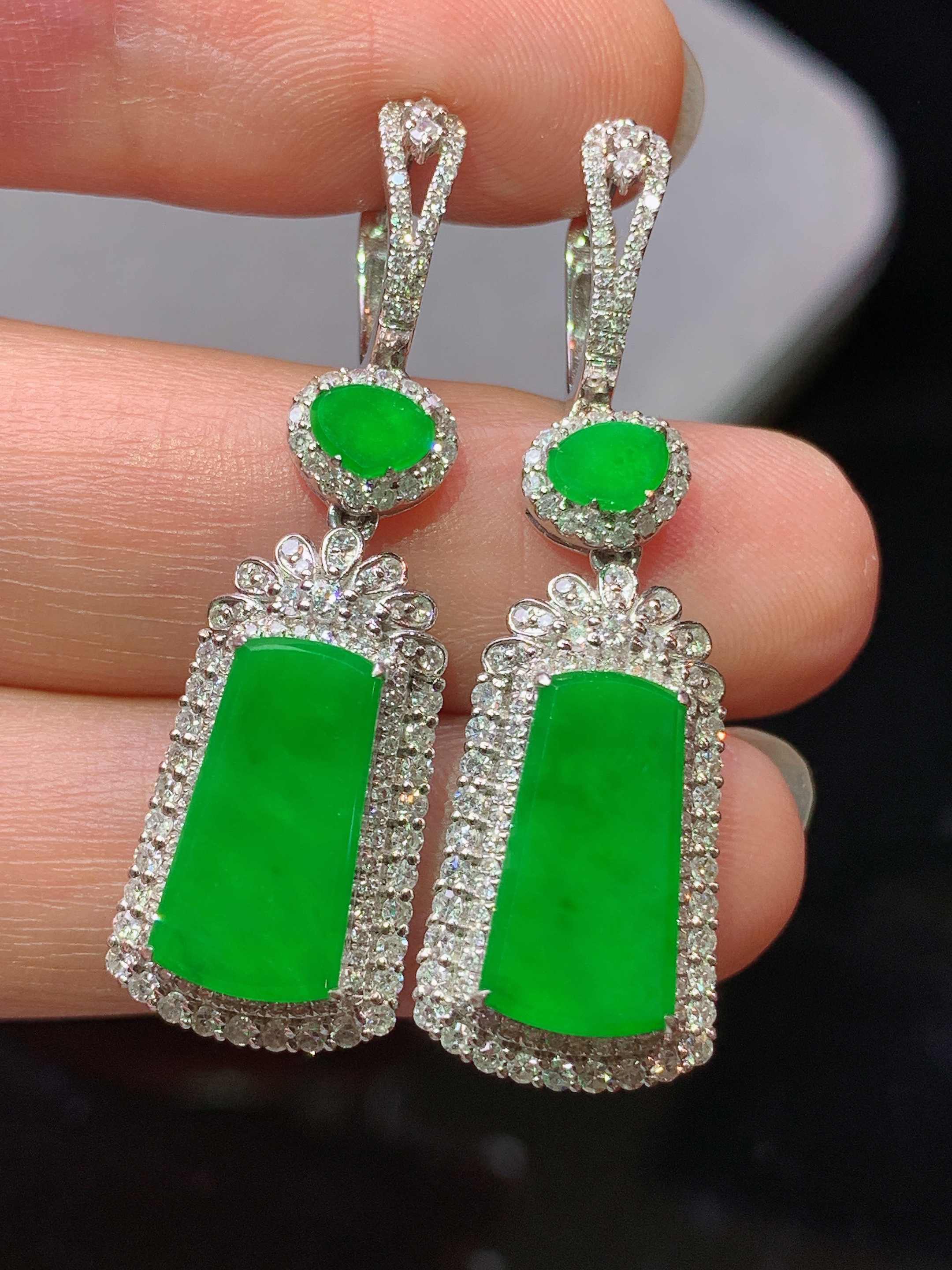 18k金钻镶嵌满绿无事牌耳坠 玉质细腻 色泽艳丽清新 水润亮眼 整体尺寸38*11.5*6.5h1