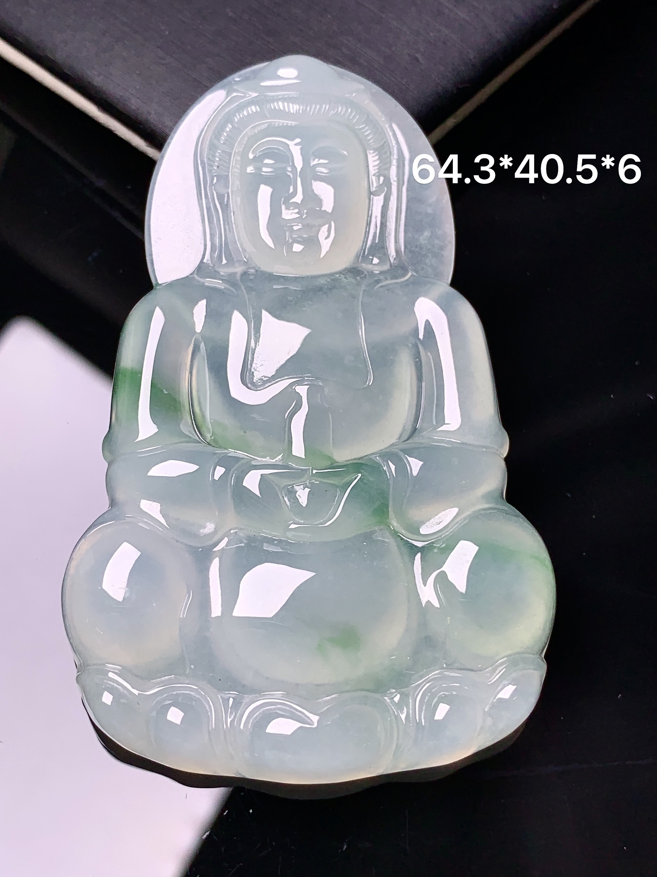 冰飘绿观音菩萨吊坠 玉质细腻 色泽艳丽清新 水润亮眼 整体尺寸64.3*40.5*6x1