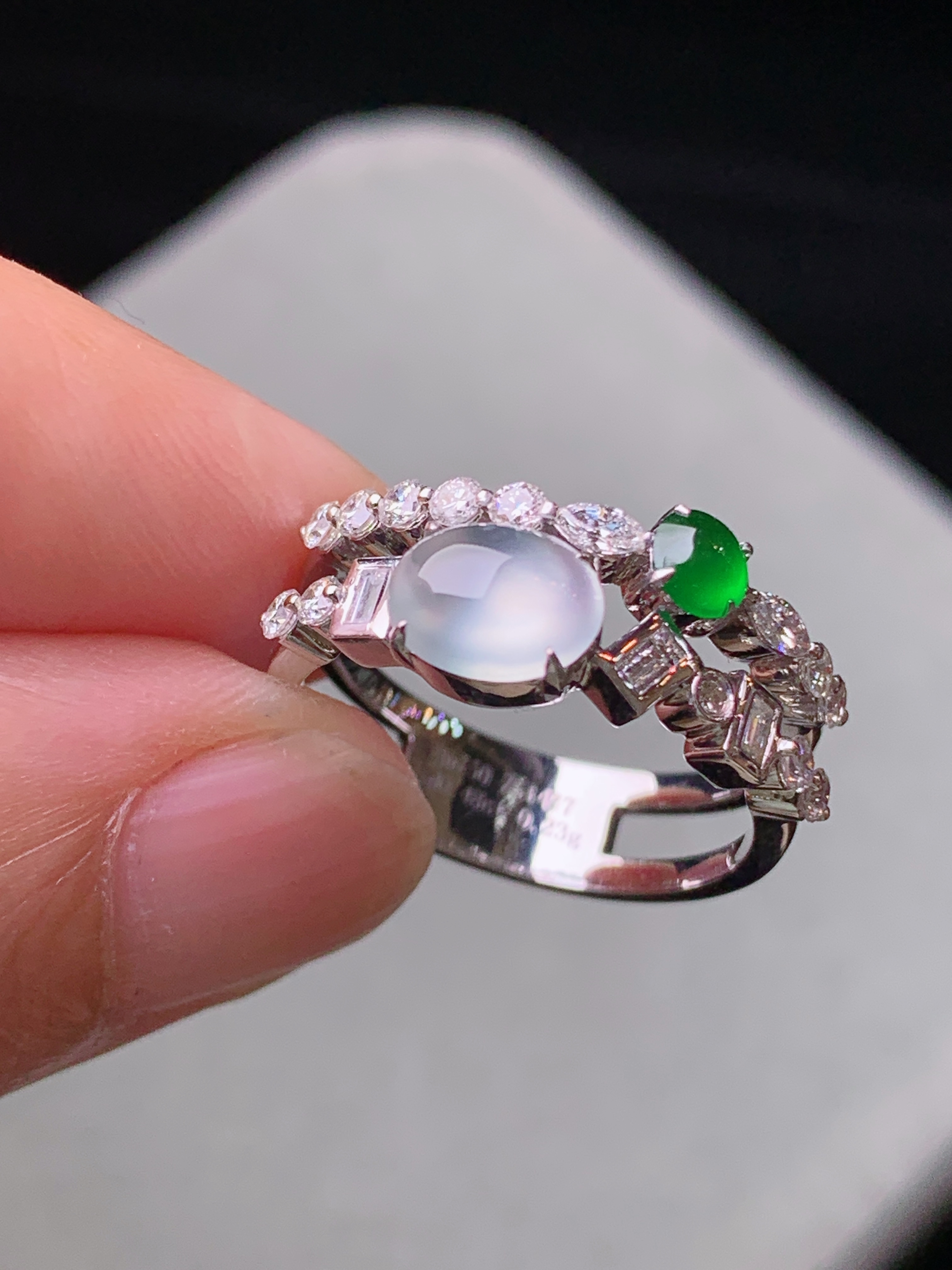 18k金钻镶嵌冰种蛋面戒指 玉质细腻 水润亮眼 色泽艳丽 圈口13.5 裸石尺寸7*5.5*3m5