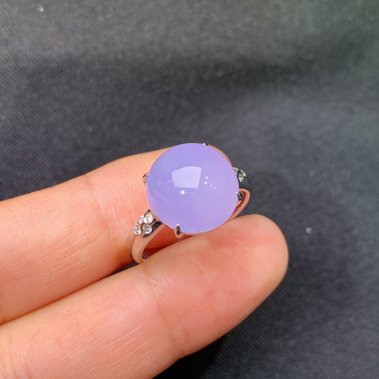 冰紫罗兰蛋面戒指，18k金镶嵌，温润细腻，颜色鲜艳，Ff 尺寸11.8*11.3*5