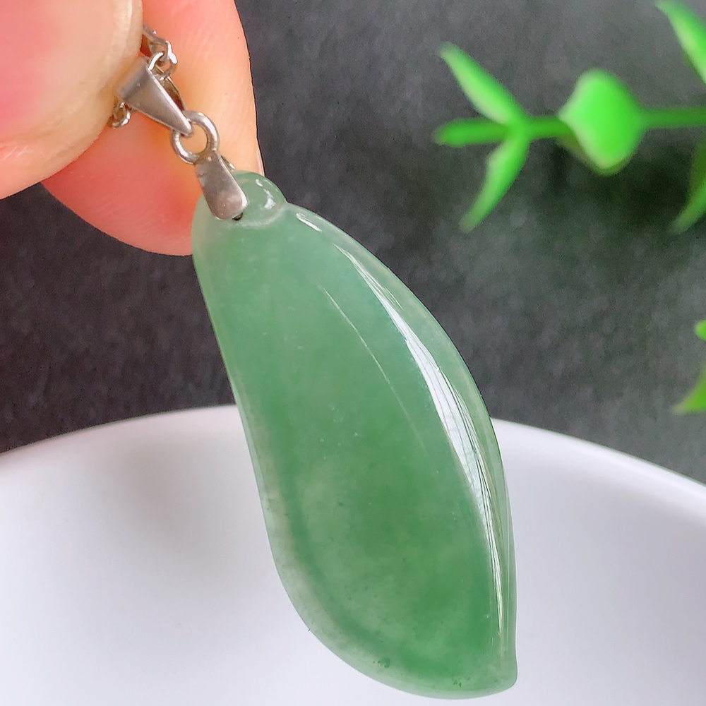 冰润福瓜翡翠吊坠，呱呱来财，福气满满的美好寓意，清新自然  沁人心脾，造型独特，清秀高雅  925银饰扣头  W357.13  尺寸：34.8-14.8-3.8mm