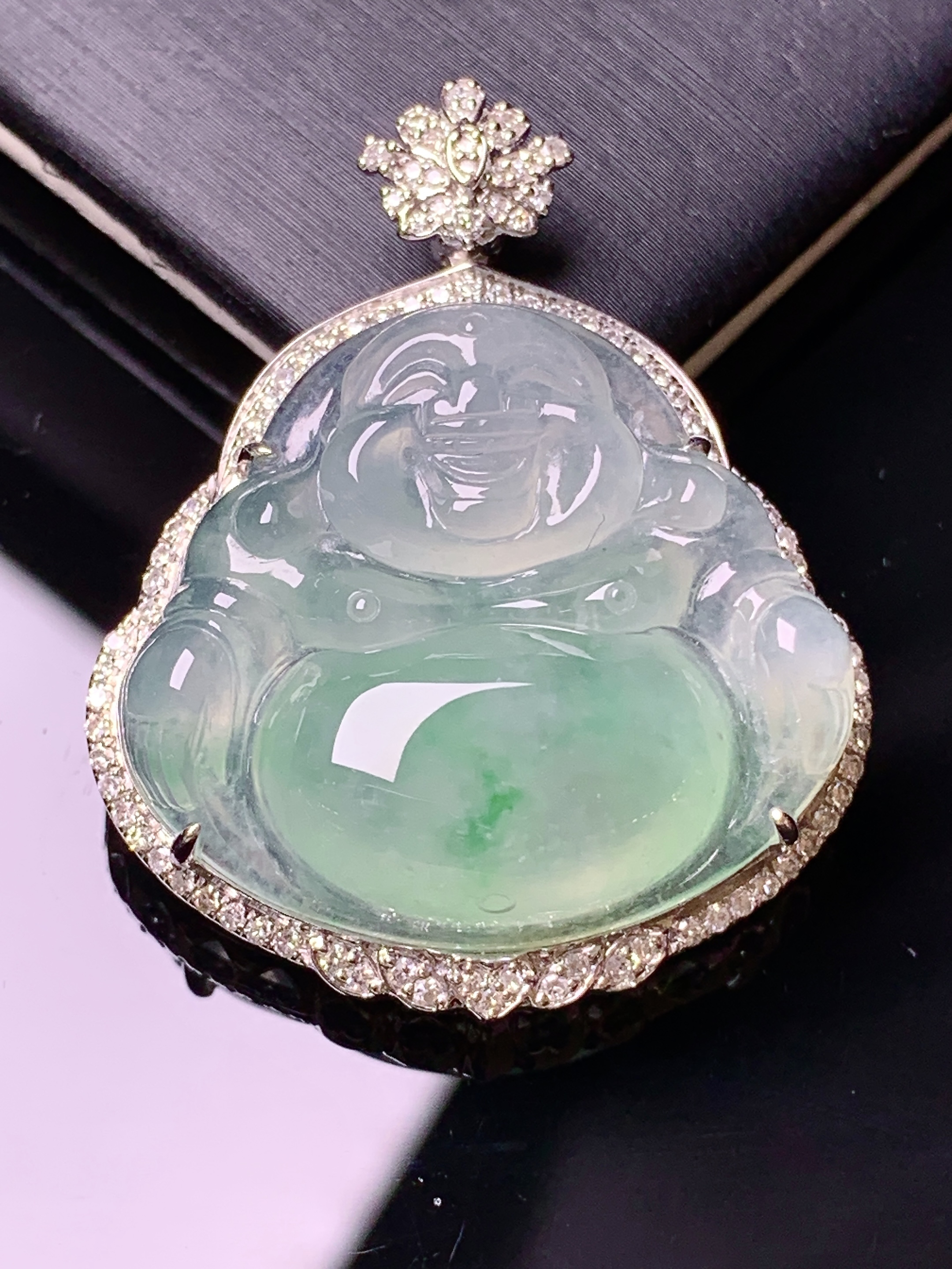 18k金钻镶嵌冰种飘绿佛公吊坠 玉质细腻 水润亮眼 色泽艳丽 整体尺寸36.5*29.5*9.3x1