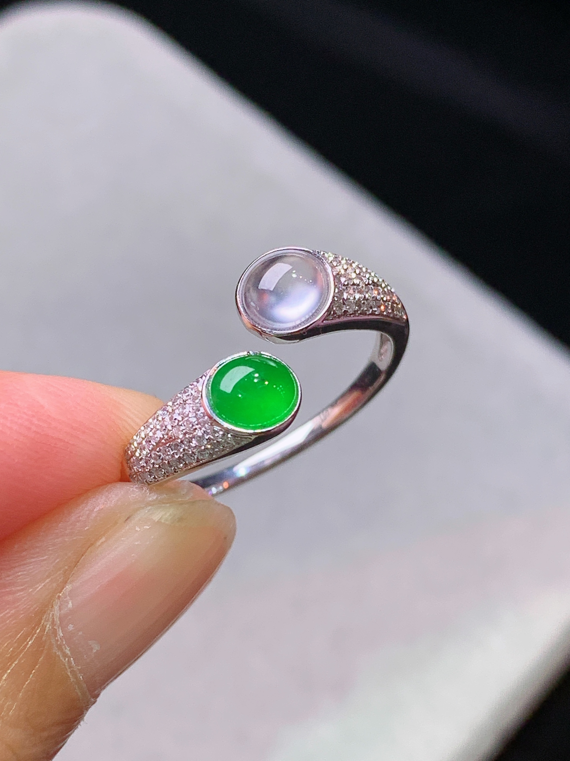 18k金钻镶嵌冰阳绿蛋面组合戒指 玉质细腻 水润亮眼 色泽艳丽 圈口13 裸石尺寸4.8*4.2*2k1