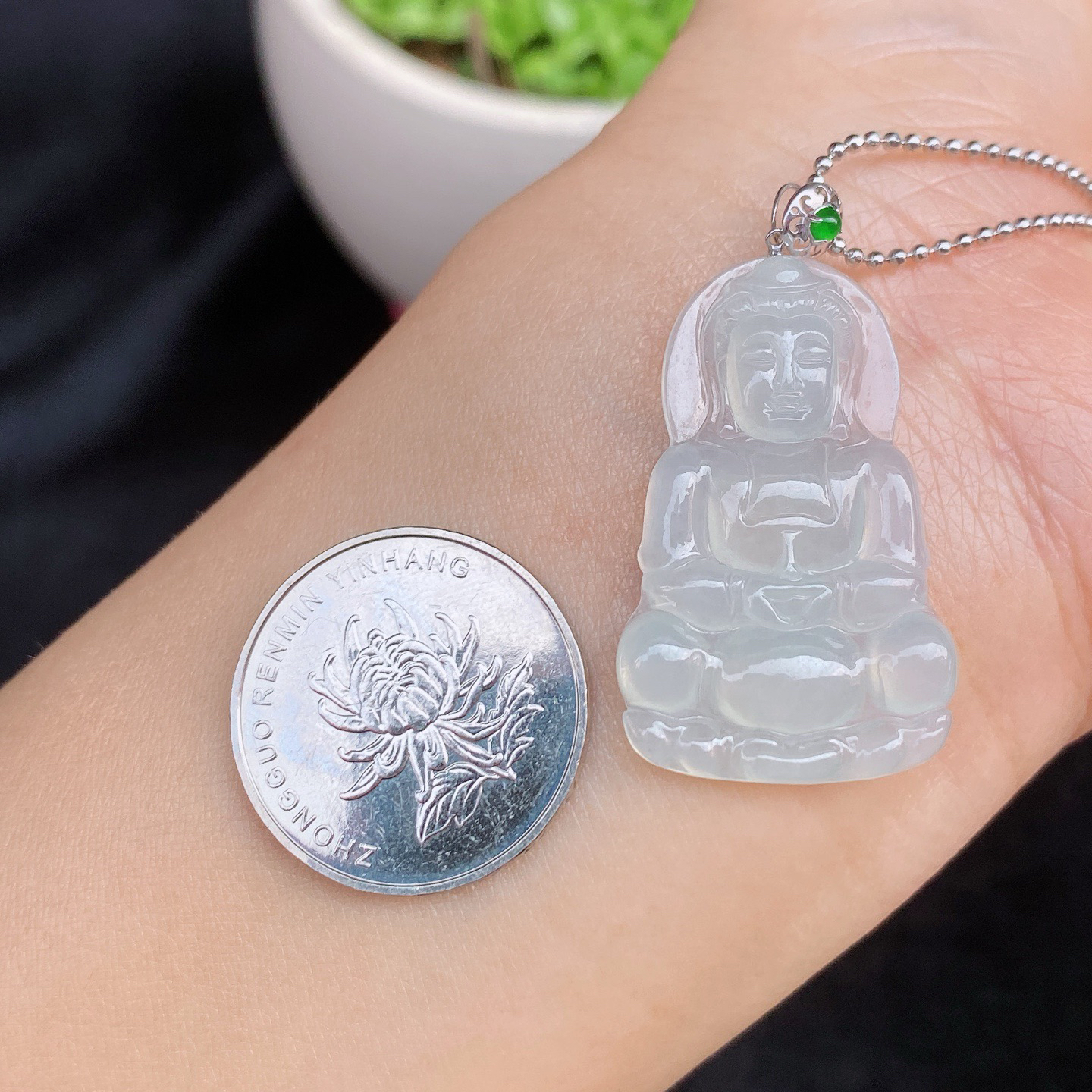 冰观音吊坠
白冰底色，光泽柔和，胶感十足
18k金扣，精致又高级