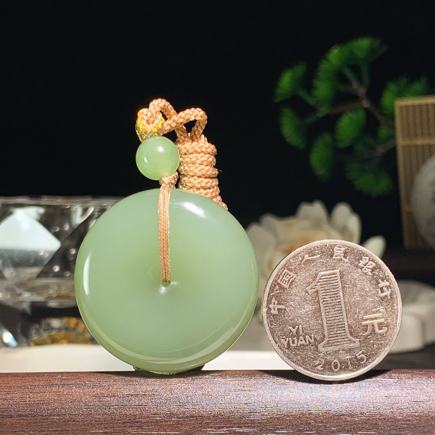 和田玉清水平安扣挂件。尺寸33/11重28.5克  手推出油。玉质细腻油润。品相大气206413