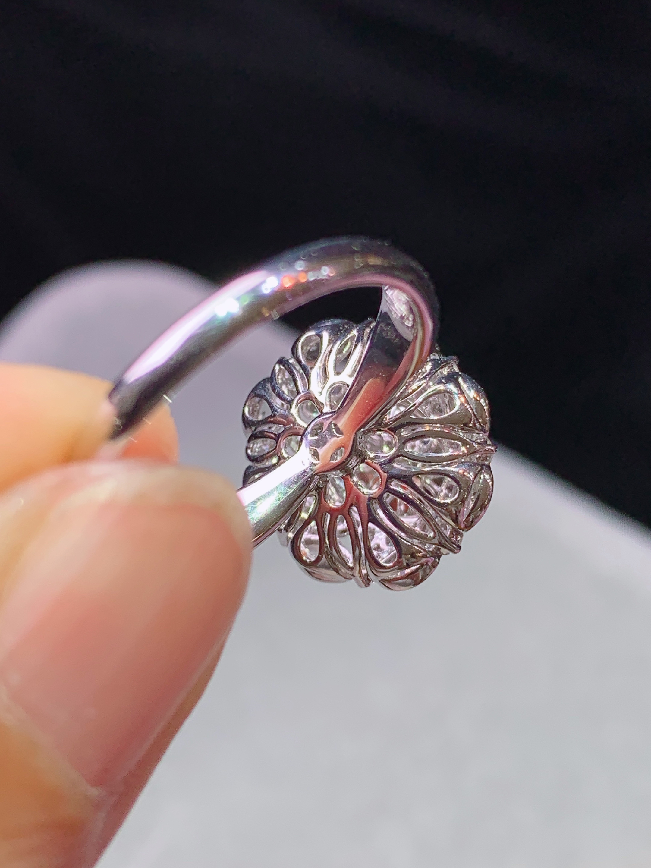 18k金钻镶嵌翠绿蛋面戒指 玉质细腻 水润亮眼 色泽艳丽 圈口14 整体尺寸14*13*12.2k1