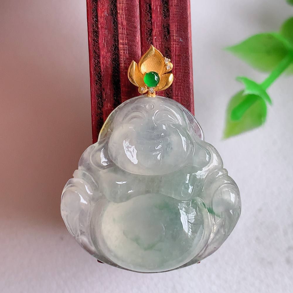 18k金扣冰润飘花佛公挂件 玉质细腻  精雕弥勒佛，笑佛福耳垂肩，面相喜庆，开怀大笑，憨态可掬。惟妙惟肖，寓意福禄双全，吉祥美满，笑口常开 W01.13  尺寸：23-23.5-6mm