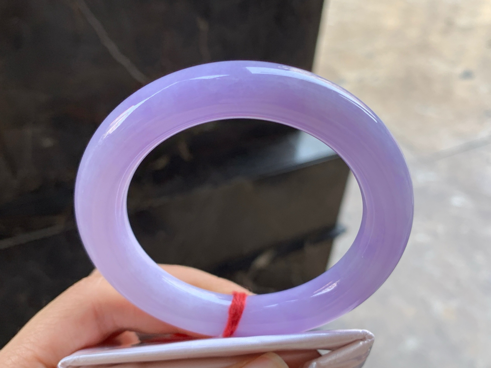 54.5-10

紫罗兰圆条手镯^_^颜色鲜艳 玉质温润