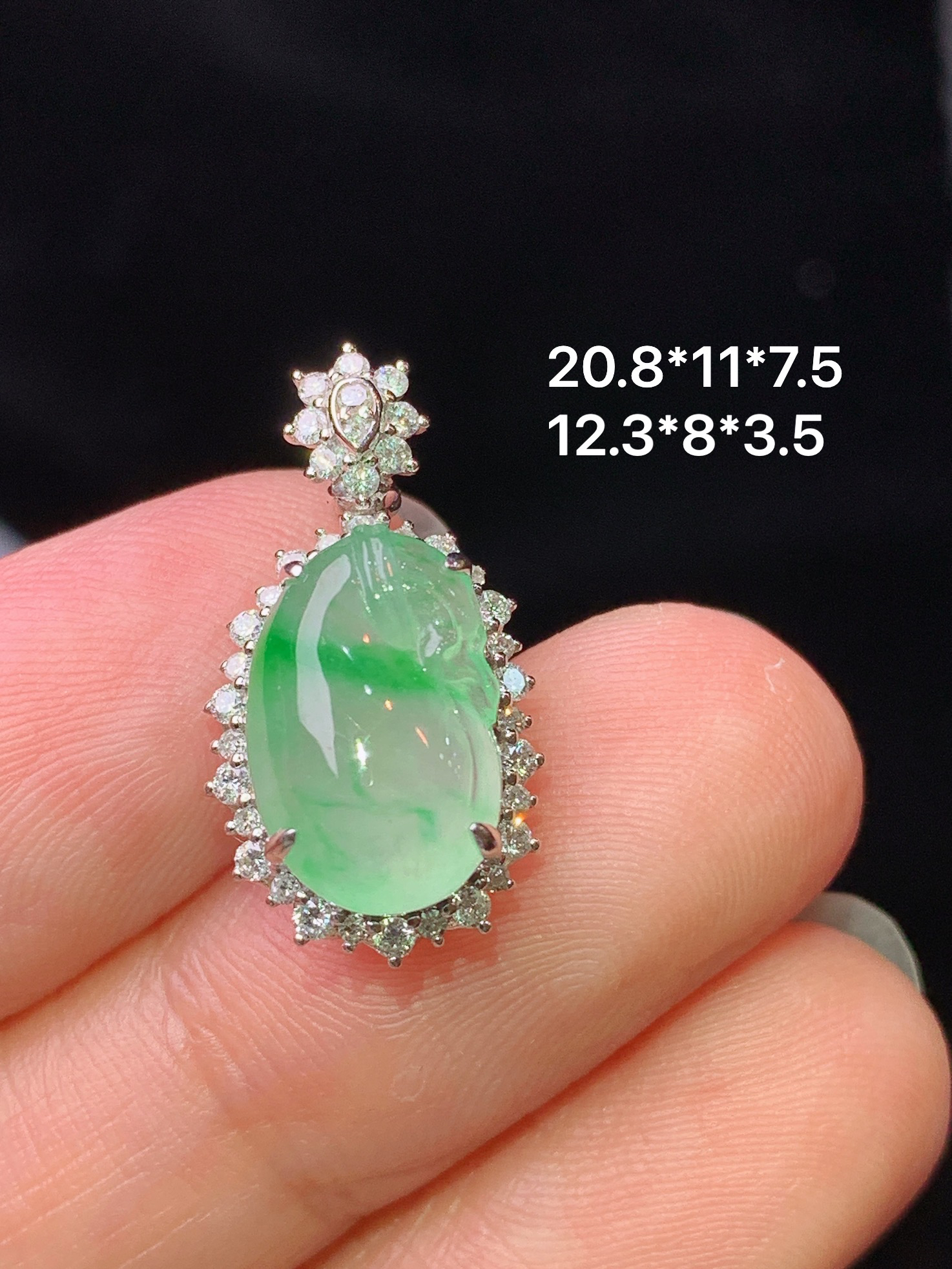 18k金钻镶嵌冰飘绿钱袋吊坠 玉质细腻 水润亮眼 色泽艳丽 整体尺寸20.8*11*7.5z1