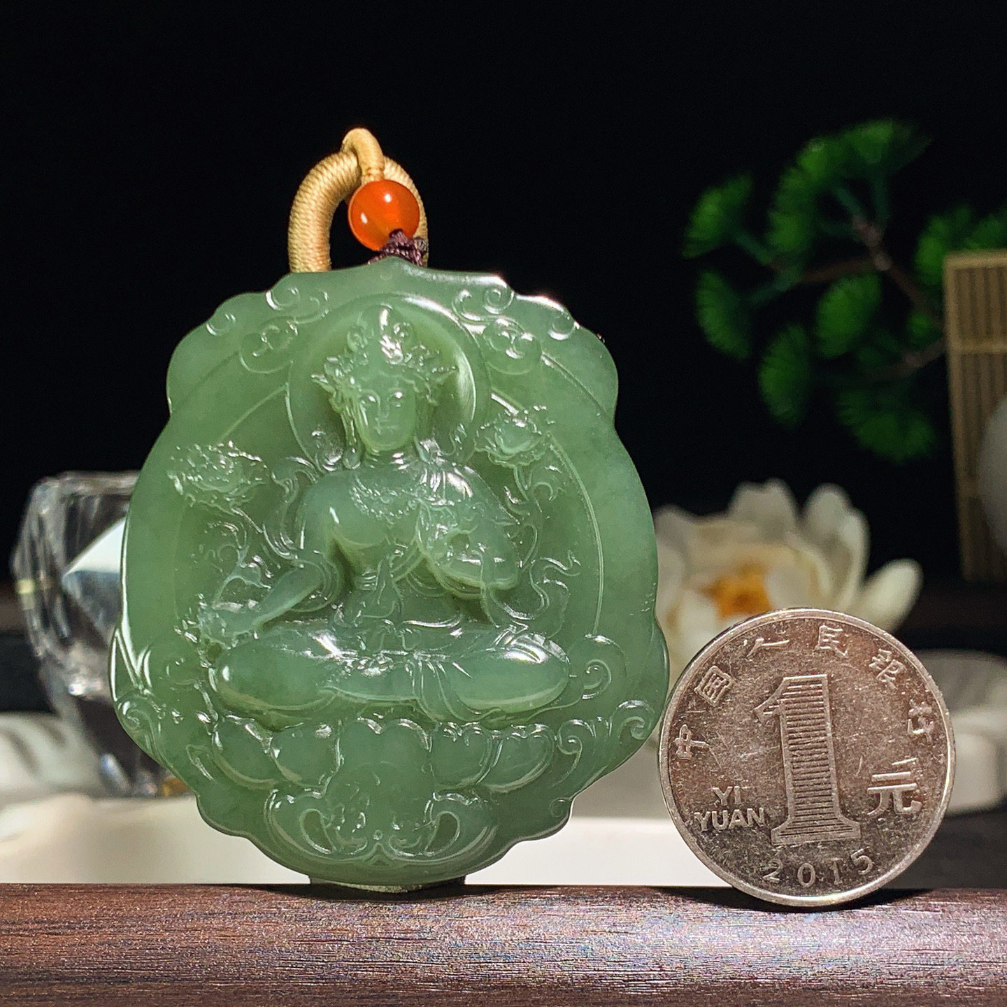 和田玉湖水绿度母菩萨挂件。尺寸53/48/11重61.5克  手推出油。玉质细腻油润。品相大气206413