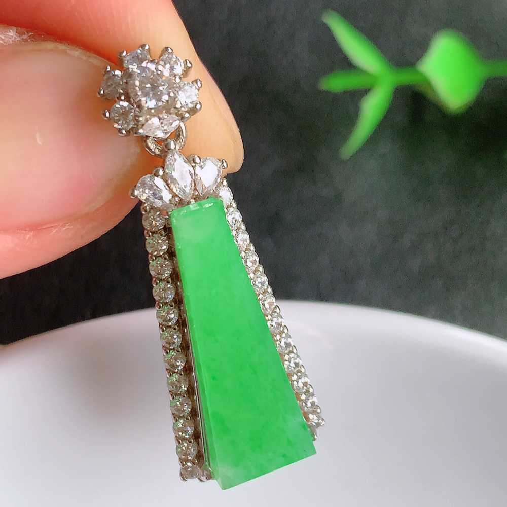 冰润满绿无事牌翡翠吊坠，平平安安，万事如意，沁人心脾，清秀高雅， 925银饰镶嵌   W357.13 整体尺寸：34.5-12.5-7.3mm    裸石尺寸：21.8-8.2mm