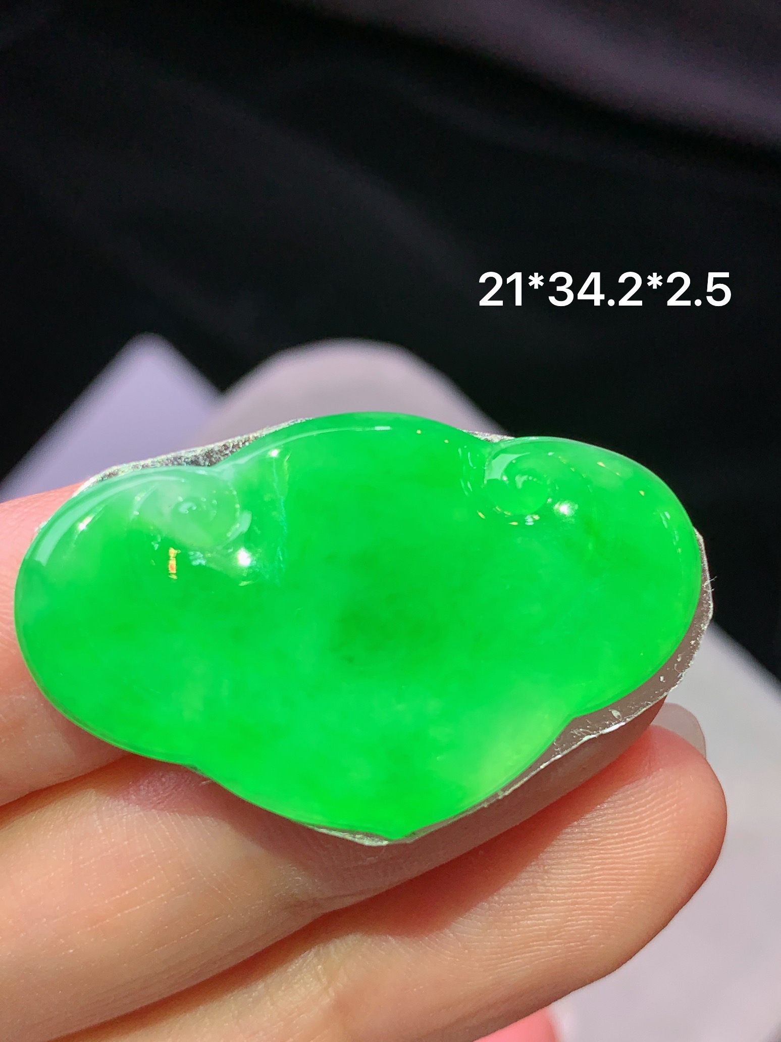 满阳绿如意头吊坠 玉质细腻 色泽艳丽清新 水润亮眼 整体尺寸21*34.2*2.5m2