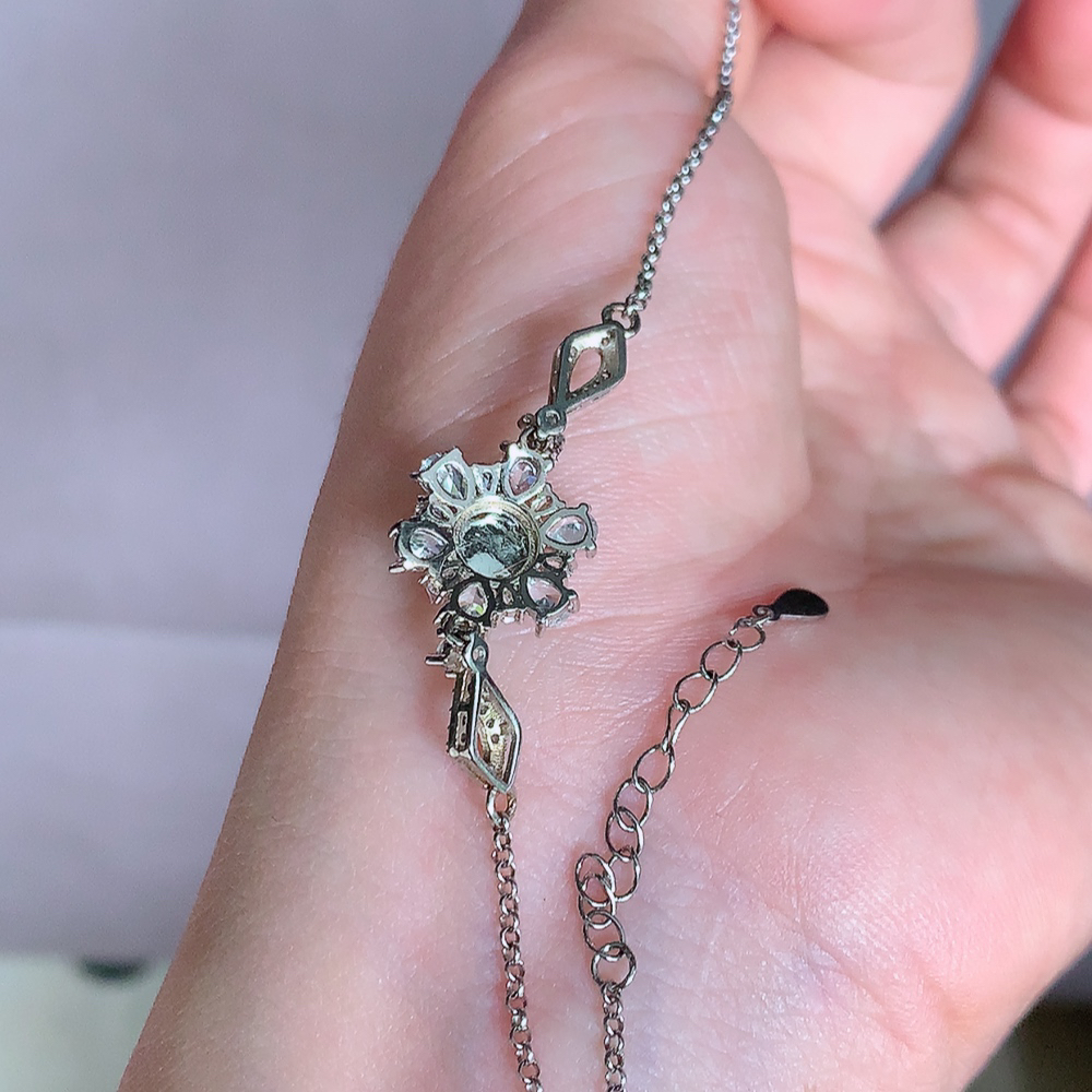 冰晴水翡翠蛋面手链，水水润润，珠圆玉润，颜色鲜艳，妙明清净，清秀高雅，佩戴效果优雅迷人！性价比超值 W481.13  整体尺寸：13.3-13.5-5.2mm    裸石尺寸：6mm