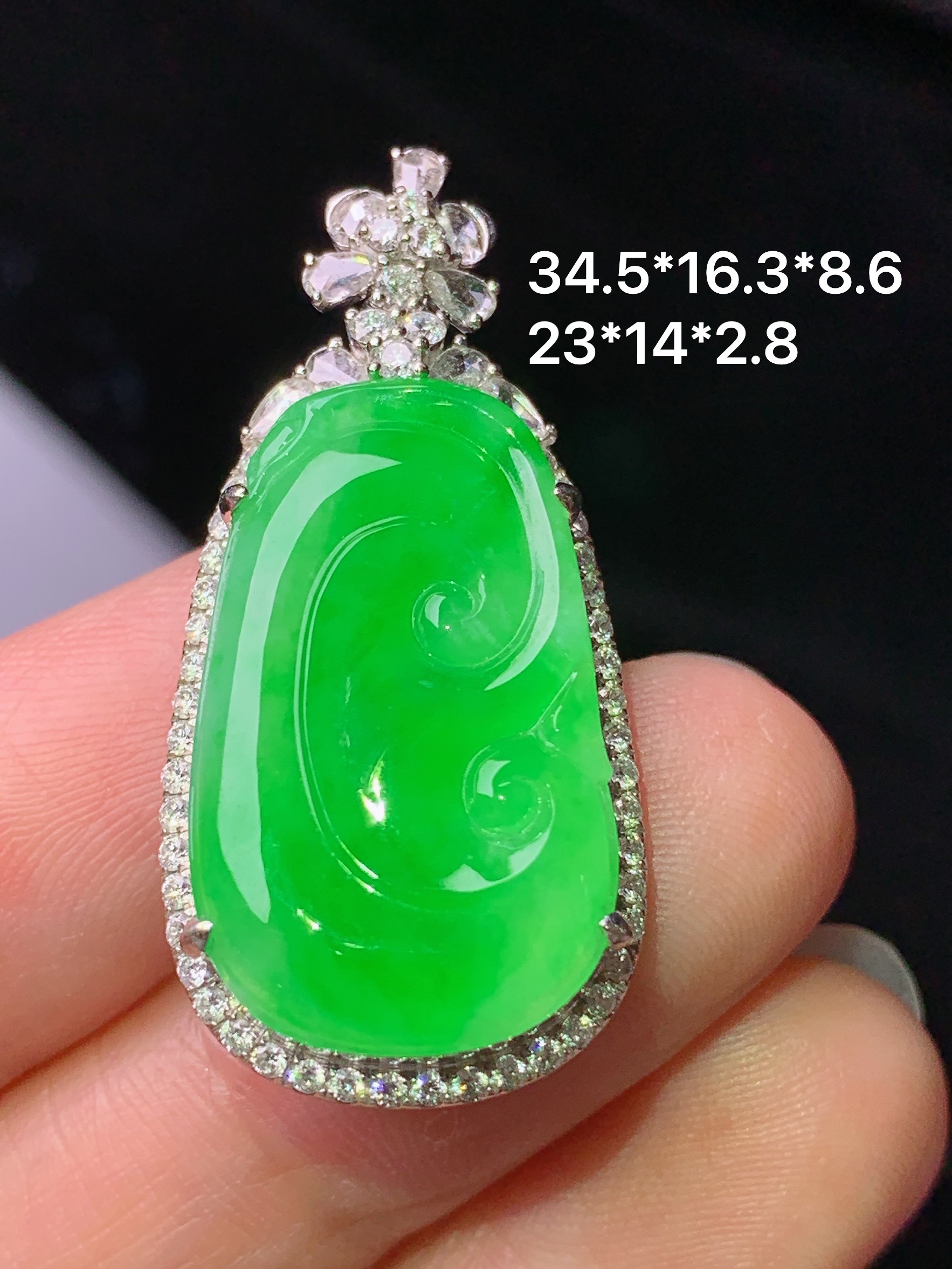 18k金钻镶嵌冰阳绿如意吊坠 玉质细腻 色泽艳丽清新 水润亮眼 整体尺寸34.5*16.3*8.6s1