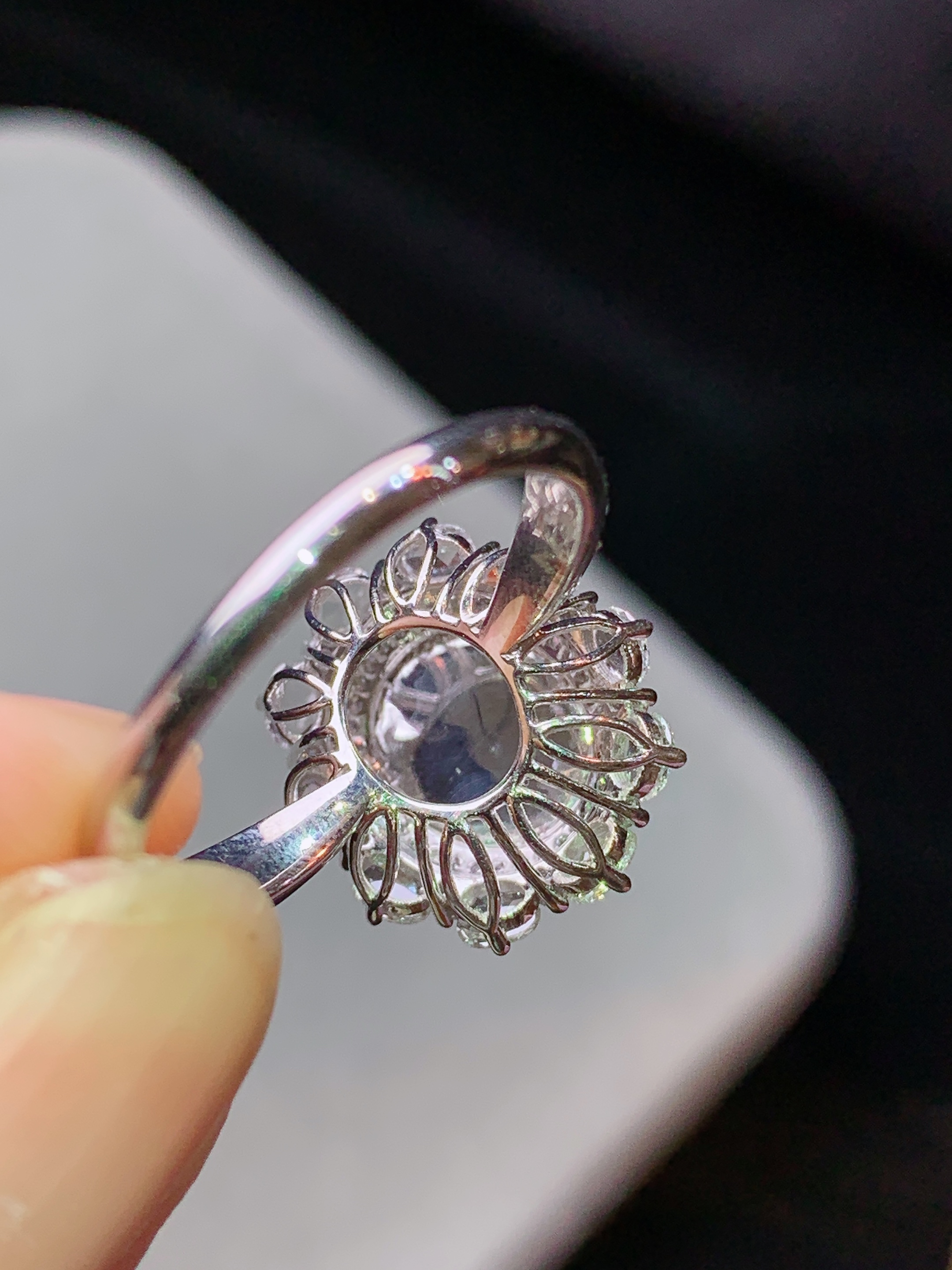 18k金钻镶嵌冰阳绿蛋面戒指 玉质细腻 水润亮眼 色泽艳丽 圈口14 整体尺寸15.8*14*9.8k1