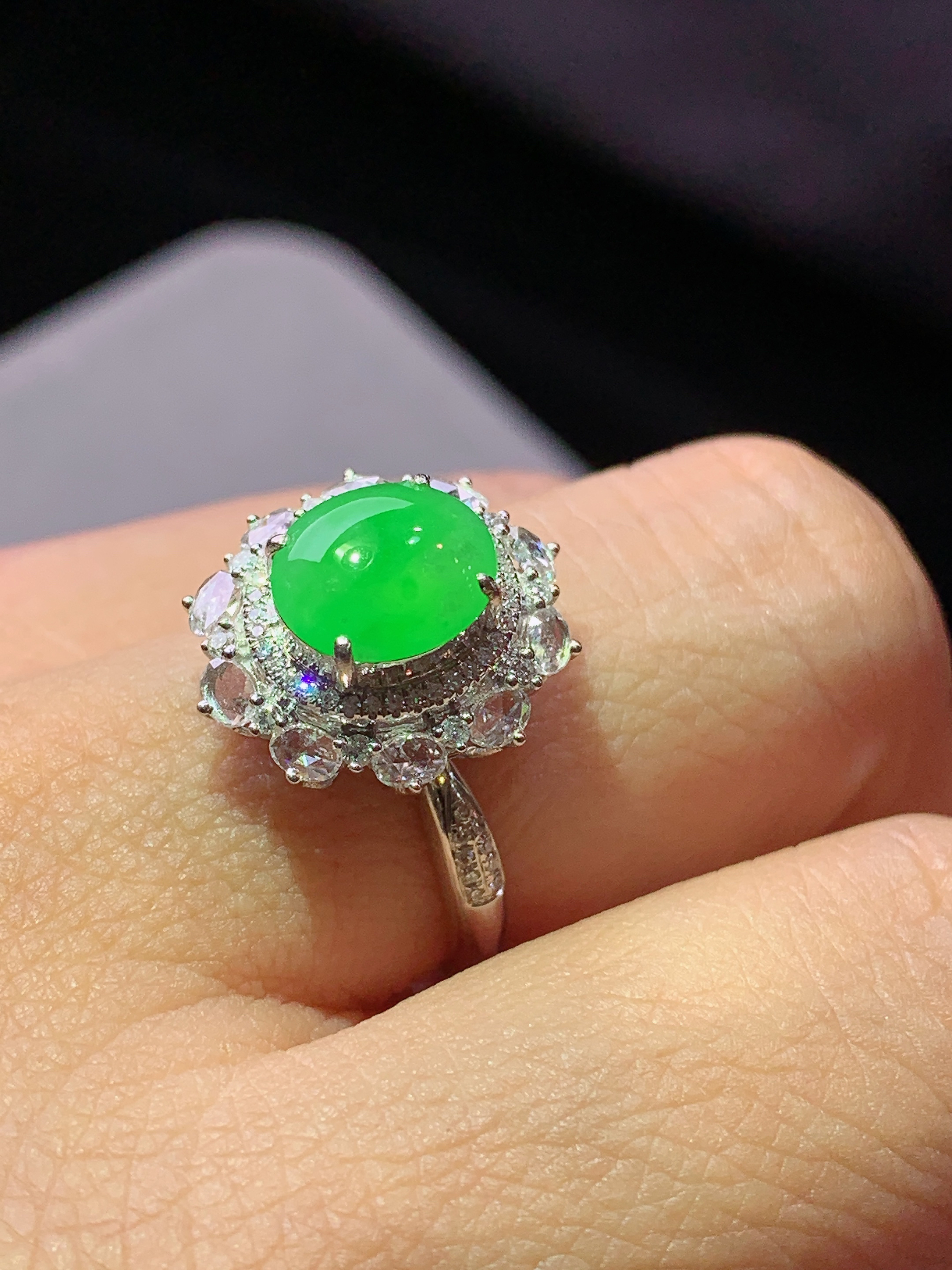 18k金钻镶嵌冰阳绿蛋面戒指 玉质细腻 水润亮眼 色泽艳丽 圈口14 整体尺寸15.8*14*9.8k1