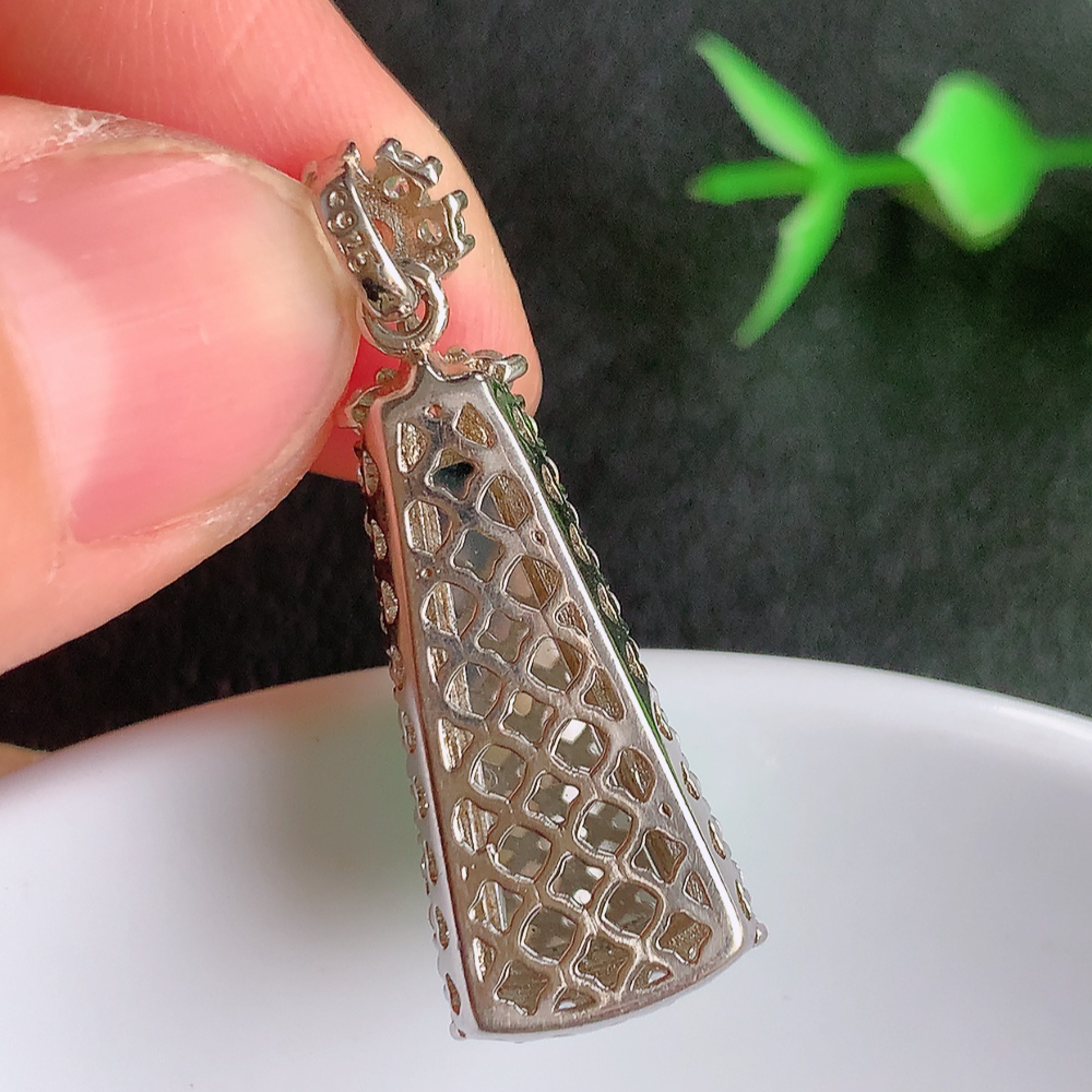 冰润满绿无事牌翡翠吊坠，平平安安，万事如意，沁人心脾，清秀高雅， 925银饰镶嵌   W357.13 整体尺寸：34.5-12.5-7.3mm    裸石尺寸：21.8-8.2mm