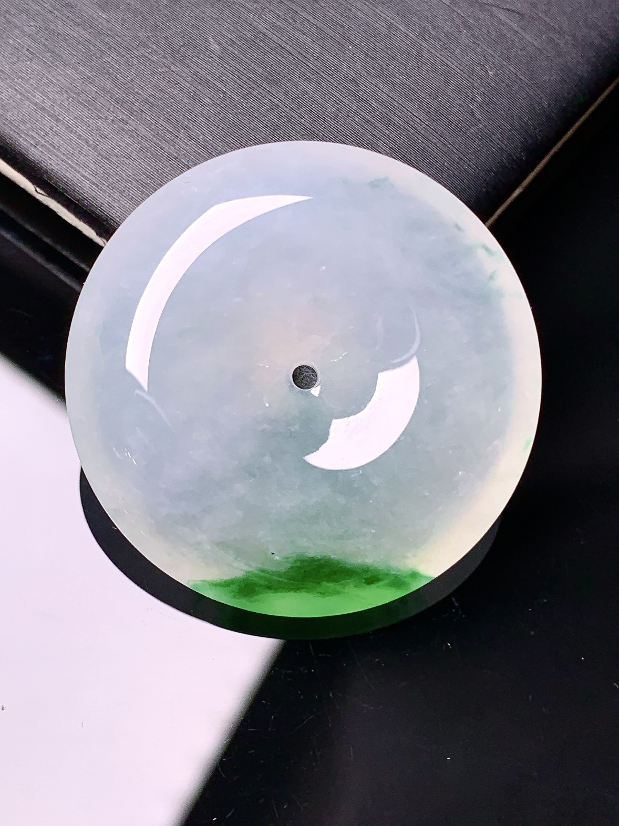 冰种飘绿平安扣吊坠 玉质细腻 水润亮眼 色泽艳丽 整体尺寸30.8*7.6x1